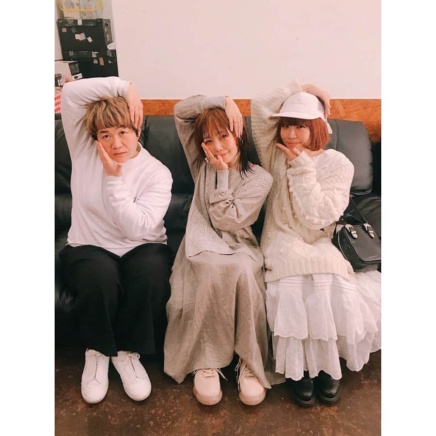のインスタグラム：「近藤春菜ちゃんとaikoちゃんのライブを観に行きました☺️ aikoちゃんの底知れない魅力が大爆発！していた今回のライブ🔥 最初から最後までaikoちゃんがとってもとっても楽しそうで、観ていたわたしたちも汗だく！ビッショビショに楽しかったですー！！！！！！！！！！！ aikoちゃん、ありがとう🥰❤️ #春菜ちゃんのポーズアイディア #2枚目は保育園でお母さんを待つ子供というお題目😂 #aiko #LLR9」
