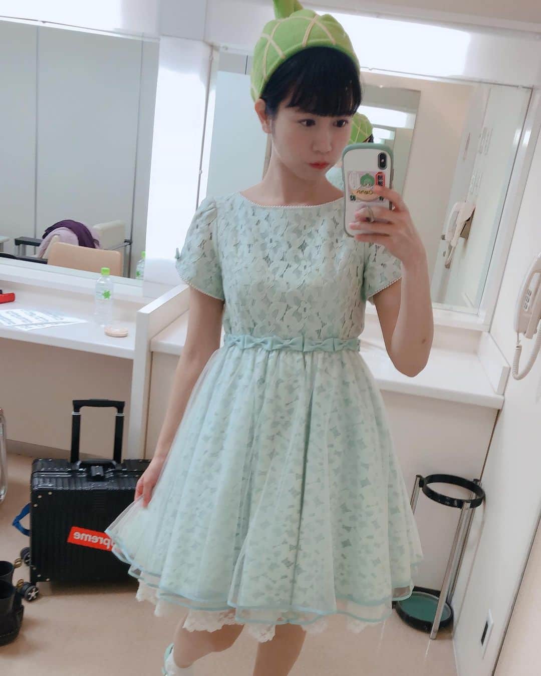 のインスタグラム：「衣装〜🥳🥳🥳🥳 友達とかに『なんでTEPPENで他の出演者さんは豪華なドレス着るのに、めろんちゃんはいつも小学生の発表会みたいなの？』って言われたよ🤣🤣🤣 #TEPPEN #衣装」