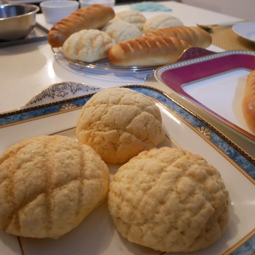 岩本乃蒼さんのインスタグラム写真 - (岩本乃蒼Instagram)「先日パン教室デビュー🥖﻿ 芽生さんと尾崎ちゃんに﻿ 誘ってもらいました…﻿ ﻿ いままでパンは食べることに徹してきたけれど、つくるのもいいなぁと。﻿ 初めて焼いたメロンパン、﻿ これはこれは美味でした🍈﻿ ﻿ #さつきじゃなくて芽生﻿ #バケット尾崎﻿ #パン教室」1月25日 23時19分 - noa_iwamoto