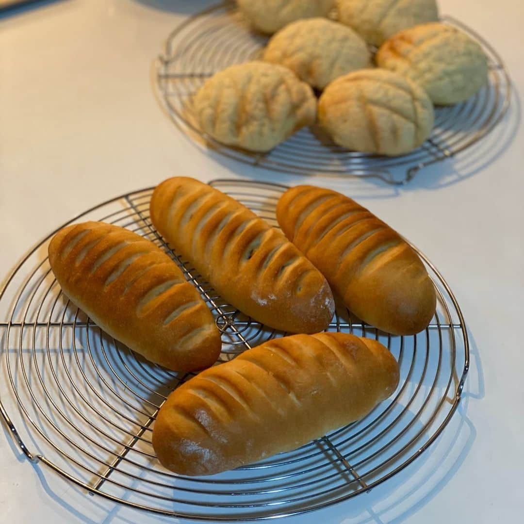 岩本乃蒼さんのインスタグラム写真 - (岩本乃蒼Instagram)「先日パン教室デビュー🥖﻿ 芽生さんと尾崎ちゃんに﻿ 誘ってもらいました…﻿ ﻿ いままでパンは食べることに徹してきたけれど、つくるのもいいなぁと。﻿ 初めて焼いたメロンパン、﻿ これはこれは美味でした🍈﻿ ﻿ #さつきじゃなくて芽生﻿ #バケット尾崎﻿ #パン教室」1月25日 23時19分 - noa_iwamoto