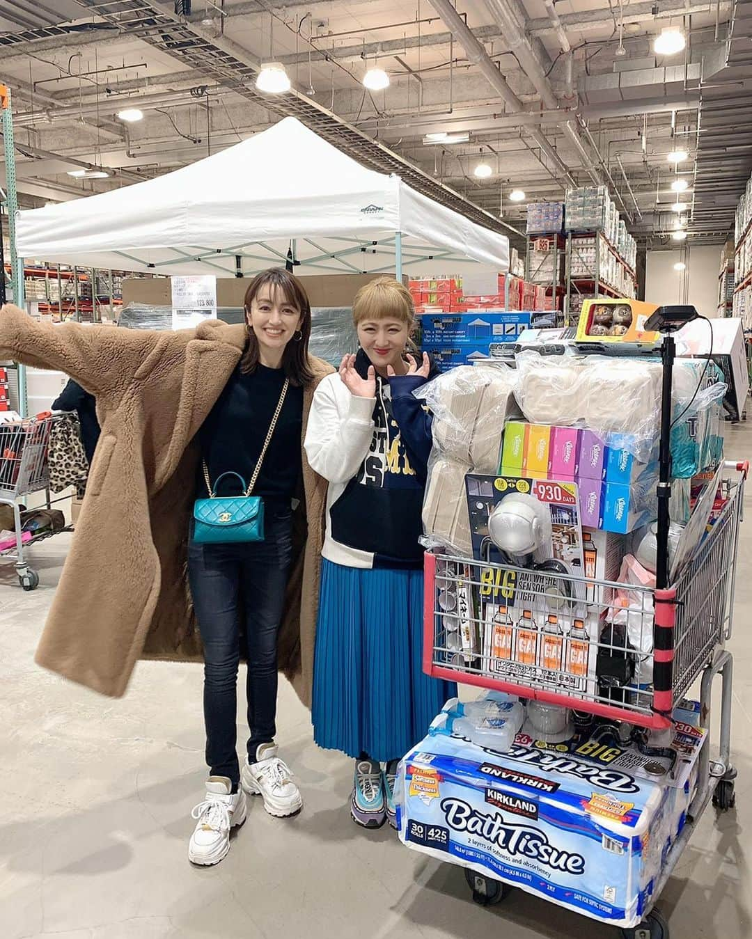 丸山桂里奈さんのインスタグラム写真 - (丸山桂里奈Instagram)「ほんじつのはなしをいまします。 今日は朝から矢田さんとロケでした♫ お仕事ご一緒してから仲良くさせていただいて、とにかく矢田さんのかわいさに脳みそが溶け、癒されてます🧠❤️ 今年はお仕事もたくさん一緒になれますように。そしてプライベートもたくさん会えますように😊⤴︎言ってる私の口が言うのもなんですが、また来週あえるー❤️そう思ったら頑張れる〜😍😌🍓🌯👍🧠❤️ 矢田さん、今日もありがとうございました😊そしてスタッフの皆さま、ありがとうございました😍⤴︎明日も笑顔で頑張りましょう〜  #ロケ #千葉 #矢田亜希子さん #かわいすぎる #顔が米粒並 #透き通る肌 #芸能人は歯が命 #ツルツルー #性格もスーパー #優しさ #気遣い #全て完璧 #生まれ変わるなら矢田さんになりたい #ずっと一緒ににいれる人 #大好きな人 #ラブ #いい意味で #インスタバエ」1月25日 23時31分 - karinamaruyama