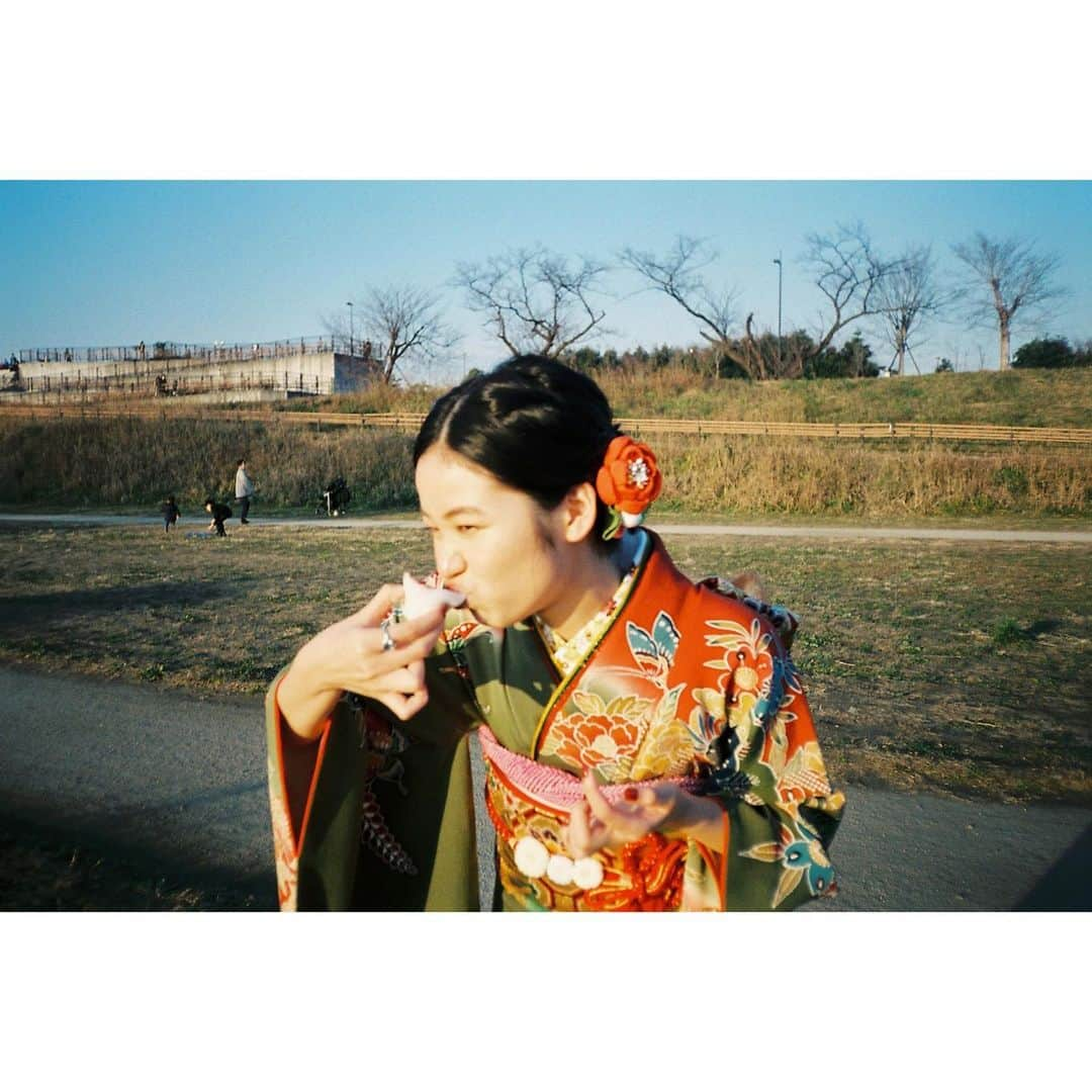 森田想さんのインスタグラム写真 - (森田想Instagram)「2020.01.13 折角の振袖姿はしっかり思い出に残したくて、大好きなお二方に甘えさせていただき、お写真を頼みました。着物を着ると、背筋がピンッと伸びて、髪もさっぱりなら首も長くなった気分で好きなのだけれど、やっぱり緊張疲れした私は夕陽が沈む前に草履ではしゃぐ。 ひとつめ。愛する真澄ちゃん、とってもとっても有難う。💫」1月25日 23時23分 - kokoro_morita