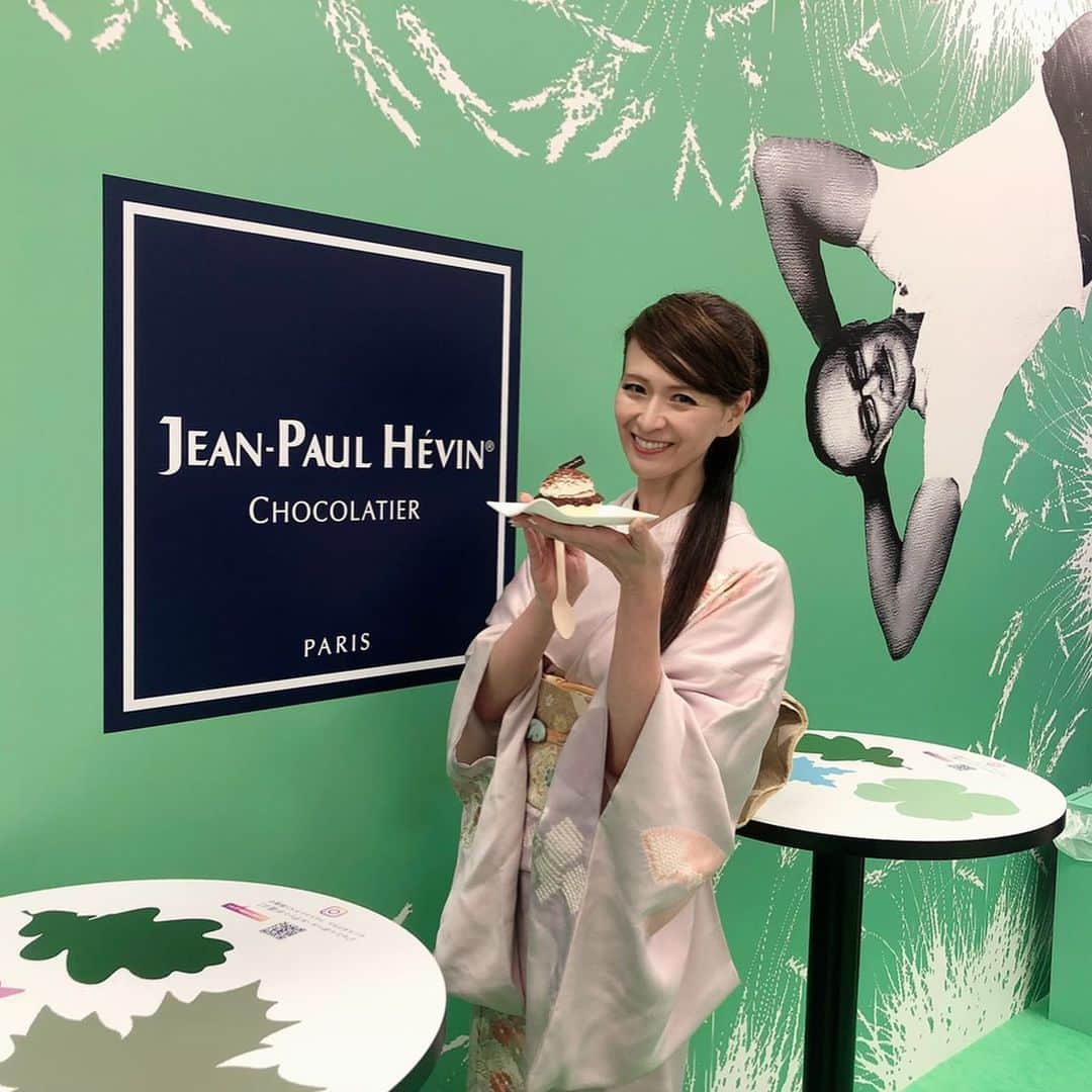 里井真由美さんのインスタグラム写真 - (里井真由美Instagram)「🍫世界から126ブランドが集結‼️チョコの祭典「サロン・デュ・ショコラ」前夜祭へ〜✨ ・ ・ 国内外から100人以上❗️シェフがお見えでマスコミ陣も大勢！ 華やか〜〜✨✨✨ ・ ・ トップ画像はジャンポール エヴァンさんのイートインメニュー♡ 「パブロヴァ ショコラ フランボワーズ」♡ ・ ・ 中から フランボワーズがとろける〜ん♡軽やかなのに、しっかりショコラ感があって とてもおいしいです♡ ・ ・ チョコが買えるのはもちろん、限定イートインメニューも盛りだくさん。 ・ ・ ジャンポールエヴァンさんが選ぶ、Instagramキャンペーンもあるのでぜひに♪ ・ ・ あ！前夜祭には女優の石原さとみさんもステージにおみえでした♡(お写真SNSは禁止なので。すんばらしく 可愛いかったです〜♡) テレビやニュースにはお出になると思うので チェックなさってみてね♡ ・ ・ 今年は、日本初上陸は4ブランド。普段なかなか買えないショコラ、会えないシェフに会えるのも祭典の魅力です。 ・ ・ 一般会期: 2020年1月27日(月)~2月2日(日) 会場:新宿NSビル地階=イベントホール 🔻チケット予約制です http://www.salon-du-chocolat.jp/ ・ ・ #サロンデュショコラ2020#チョコレート #里井真由美 #さといいね#栗スイーツ#デパ地下#ホテルスイーツ#デパ地下スイーツ#ホテル#ありが糖運動#まゆログ#フードジャーナリスト里井真由美」1月25日 23時27分 - mayumi.satoi