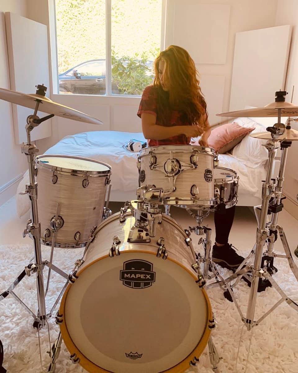 シャキーラさんのインスタグラム写真 - (シャキーラInstagram)「Practicing with my new drum set!」1月25日 23時28分 - shakira