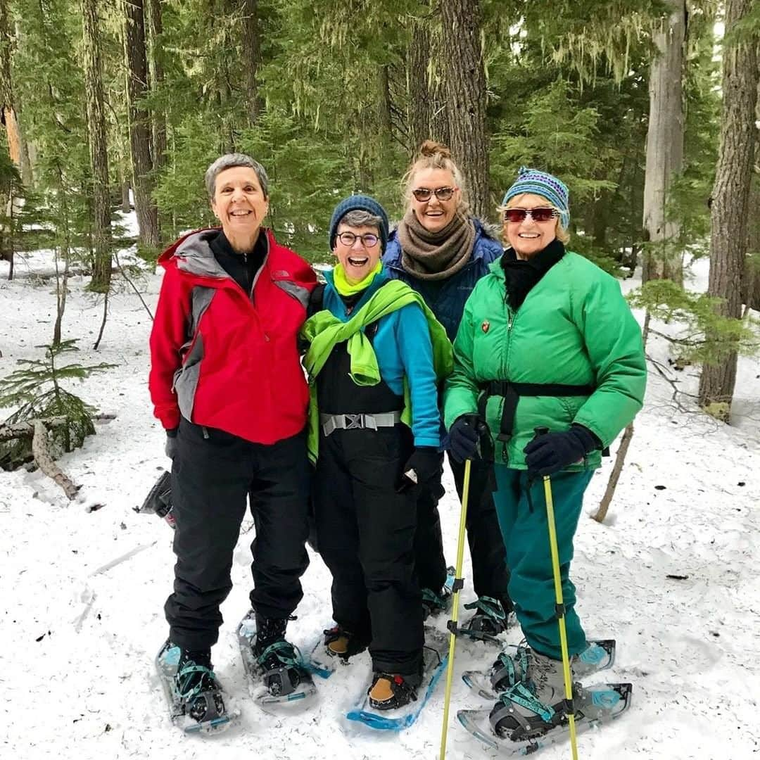 REIさんのインスタグラム写真 - (REIInstagram)「Snowshoeing is best with friends (and fellow adventurers who are kind enough to take the photos). Photo: @pnwpam in #Oregon. #OptOutside」1月25日 23時30分 - rei