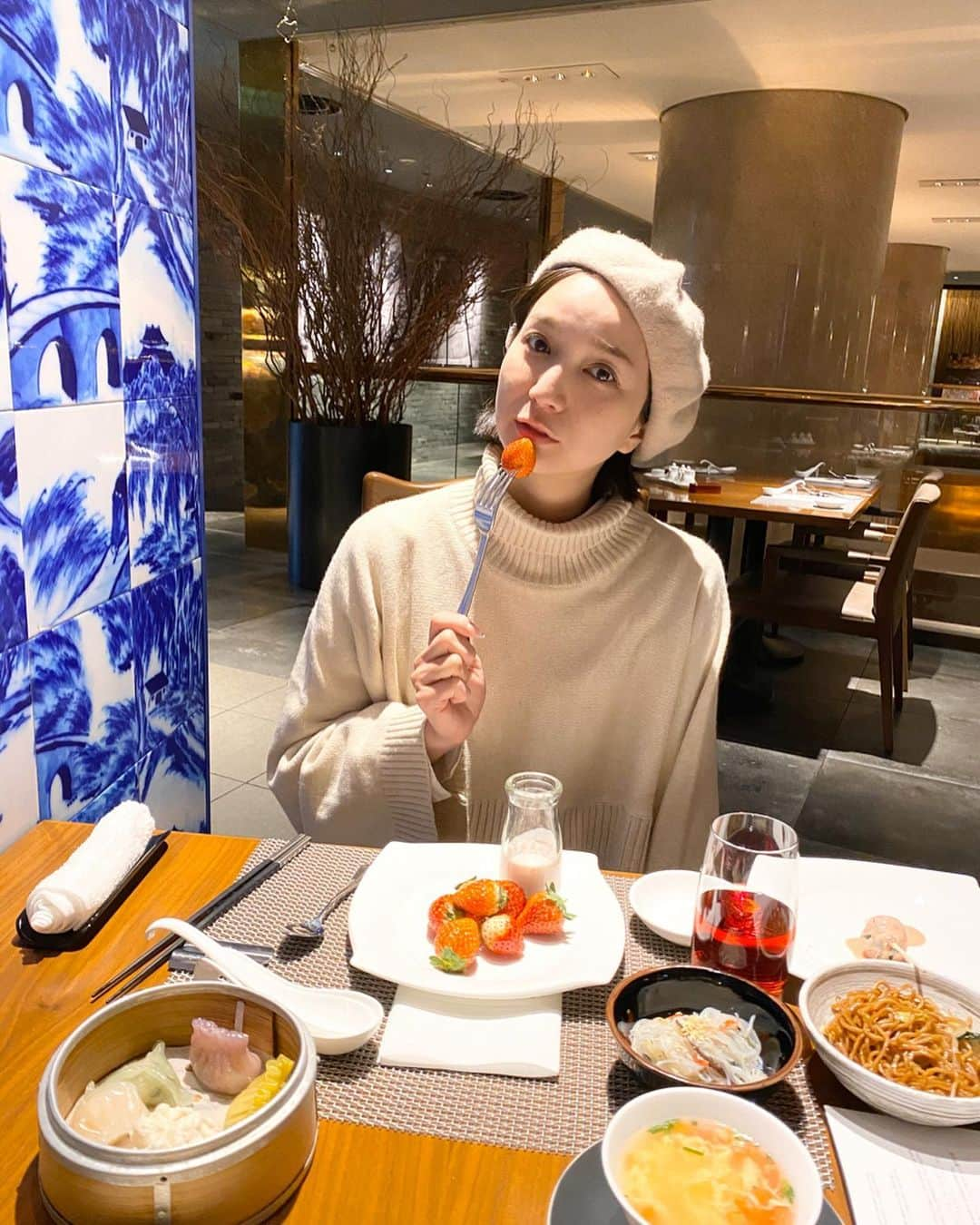 芹那さんのインスタグラム写真 - (芹那Instagram)「🍓buffet❤️ 苺大好き🥰💕💓 オススメ苺教えてほしいな🤤💕💓 小籠包美味しかった🥟🥠 🧧🎉❣️」1月25日 23時34分 - serinaofficial