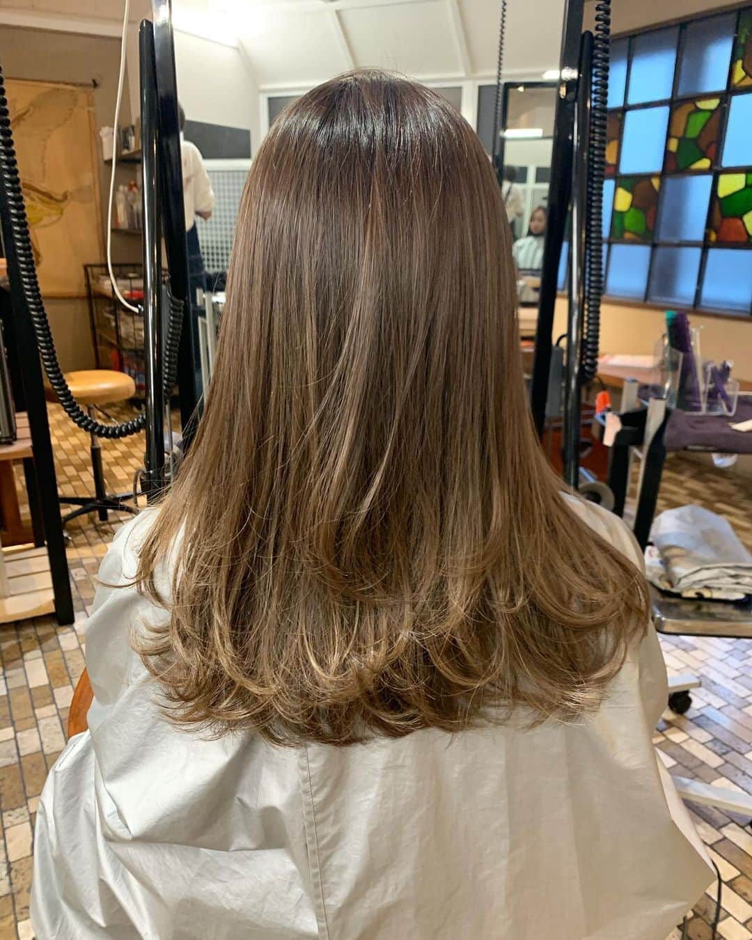 かんだまのインスタグラム：「ちょっと前になるけど、最近の髪の毛とネイル✔️ ヘアカラーは、前回入れたローライトとハイライトを生かしつつ、毛先に向かって明るくなるようにしてもらっております☺︎前髪はもう封印。担当はきょーちゃん @ky0suke . ネイルは黒したくて、全部塗っちゃうと強すぎちゃうから遊んでもらった！担当ははるちゃん @wille.nails . 2人ともいつもありがとう🥰」