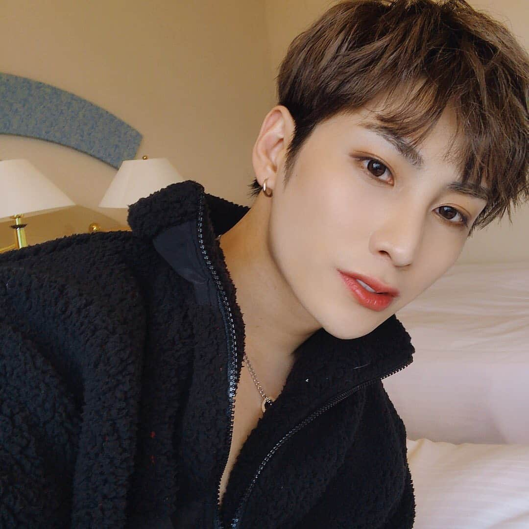 IN2ITさんのインスタグラム写真 - (IN2ITInstagram)「祝大家 Happy 설날 👋🧧 ㅤㅤ  #인투잇 #인투유 #아이젝 #IN2IT #IN2U #Isaac #젝그 #유유들행복한명절잘보내시고있나요 #저희투투들은오늘맛있는거도먹고강아지랑도놀았어요 #근데올해젝젝복근자신있게나올까봐요 #젝젝은어두운머리색염색하고참잘올린다 #HappyChineseNewYear #HowWasYourFirstDayOfCNY #HowDoYouThinkAboutJekJeksHair #LuckOfThisYear #IWillGonnaHaveSixPackWhileSneezingInTheCoffeeShop  ㅤㅤ  #BolehTahanKaJekJekRambutGelap #BanyakLagiGambarYangHensem #MintaMaafaLaNantiBinikuTakDapatTidurLagi #IDahKasiTauSemuaKanPergiBuatLatihanMacamManaBolehBuatHatiStronger #ActuallyBangJekSekarangReallyPenatThatsWhyITakTauWhatAmITulis #恭喜發財啊 #傑傑超愛新年的絕對不是因為紅包喔顆顆綠油油 #傑傑染了暗色頭髮喔你們覺得怎麼樣 #染了過後覺得好像變了一個人一樣你們覺得呢 #不瞞你們說我寫這個log寫了幾個小時因為我就是要初一的時候上傳 #反正我覺得我今天寫的會有點奇怪因為寫著寫著睡著了幾次顆顆 #年初一 #新年快樂 #」1月25日 23時44分 - official_in2it