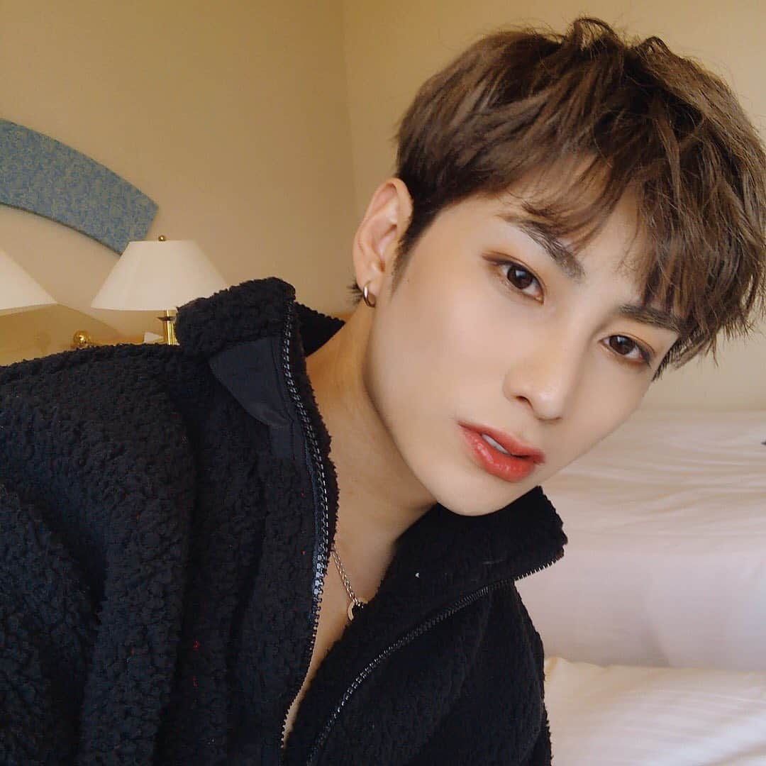 IN2ITさんのインスタグラム写真 - (IN2ITInstagram)「祝大家 Happy 설날 👋🧧 ㅤㅤ  #인투잇 #인투유 #아이젝 #IN2IT #IN2U #Isaac #젝그 #유유들행복한명절잘보내시고있나요 #저희투투들은오늘맛있는거도먹고강아지랑도놀았어요 #근데올해젝젝복근자신있게나올까봐요 #젝젝은어두운머리색염색하고참잘올린다 #HappyChineseNewYear #HowWasYourFirstDayOfCNY #HowDoYouThinkAboutJekJeksHair #LuckOfThisYear #IWillGonnaHaveSixPackWhileSneezingInTheCoffeeShop  ㅤㅤ  #BolehTahanKaJekJekRambutGelap #BanyakLagiGambarYangHensem #MintaMaafaLaNantiBinikuTakDapatTidurLagi #IDahKasiTauSemuaKanPergiBuatLatihanMacamManaBolehBuatHatiStronger #ActuallyBangJekSekarangReallyPenatThatsWhyITakTauWhatAmITulis #恭喜發財啊 #傑傑超愛新年的絕對不是因為紅包喔顆顆綠油油 #傑傑染了暗色頭髮喔你們覺得怎麼樣 #染了過後覺得好像變了一個人一樣你們覺得呢 #不瞞你們說我寫這個log寫了幾個小時因為我就是要初一的時候上傳 #反正我覺得我今天寫的會有點奇怪因為寫著寫著睡著了幾次顆顆 #年初一 #新年快樂 #」1月25日 23時44分 - official_in2it