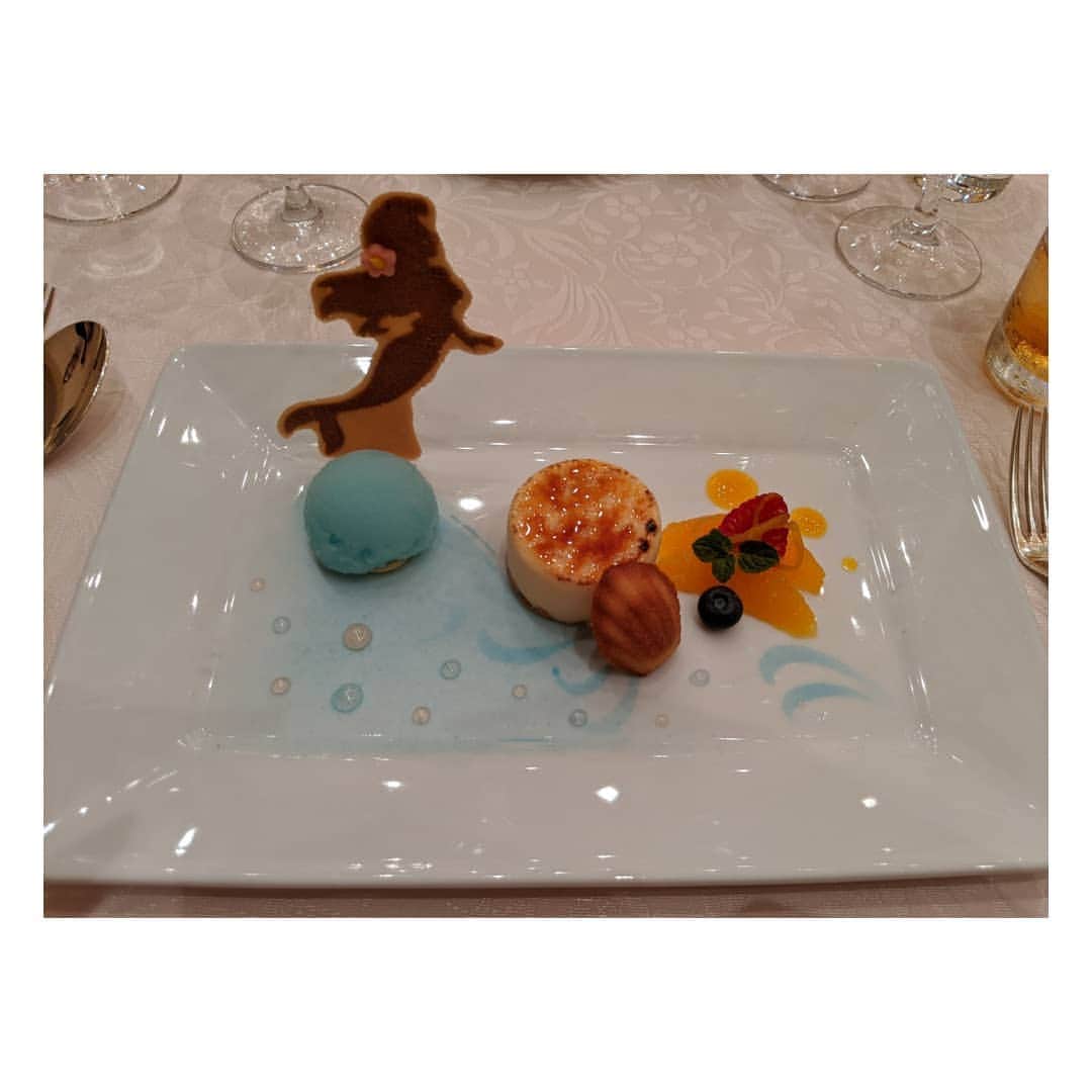 星奈津美さんのインスタグラム写真 - (星奈津美Instagram)「. 大好きで尊敬するみなちゃんの結婚式💒✨ みなちゃんらしい、終始笑顔溢れる素敵な時間で幸せのおすそ分けを頂きました💕 みなちゃんもキャラクターたちも会場もあちこち可愛くていっぱい写真撮ったなぁ😚❤❤ みなちゃん、結婚そしてお誕生日本当におめでとう😆🎉 翼くんと末永くお幸せに🍀✨✨ #結婚式  #ディズニーシー  #ホテルミラコスタ  #1月25日 #happywedding  #happybirthday」1月25日 23時57分 - ntm_hoshi