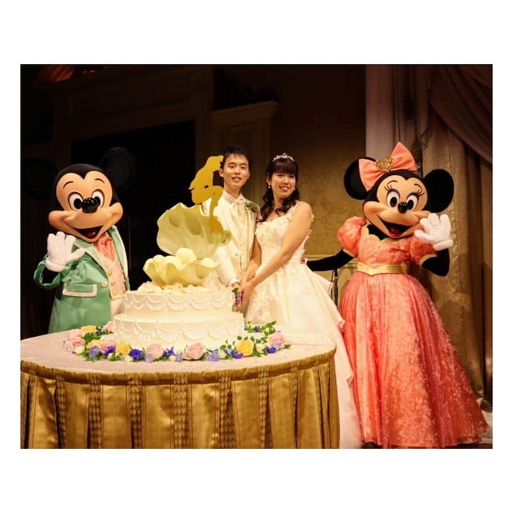 星奈津美のインスタグラム：「. 大好きで尊敬するみなちゃんの結婚式💒✨ みなちゃんらしい、終始笑顔溢れる素敵な時間で幸せのおすそ分けを頂きました💕 みなちゃんもキャラクターたちも会場もあちこち可愛くていっぱい写真撮ったなぁ😚❤❤ みなちゃん、結婚そしてお誕生日本当におめでとう😆🎉 翼くんと末永くお幸せに🍀✨✨ #結婚式  #ディズニーシー  #ホテルミラコスタ  #1月25日 #happywedding  #happybirthday」
