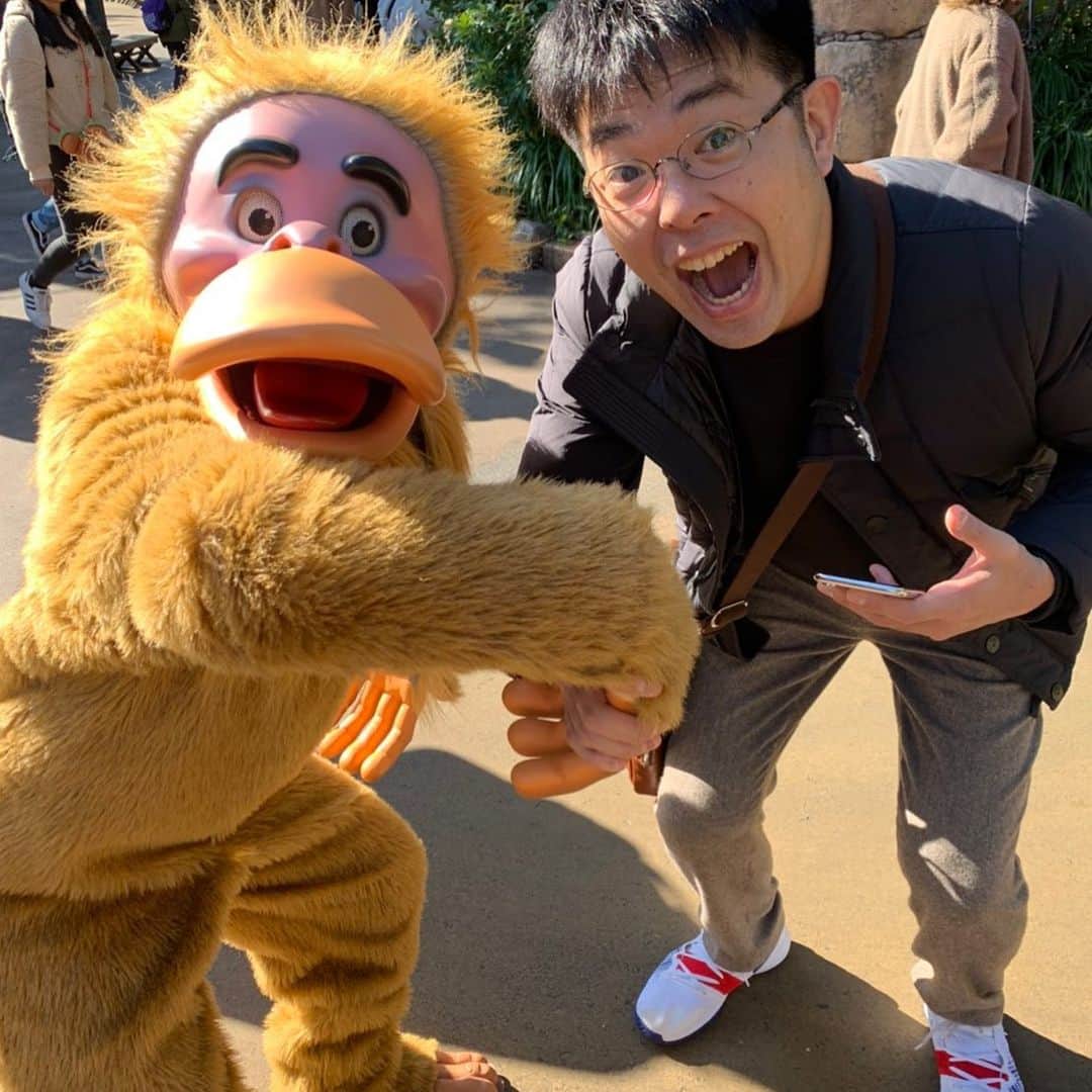 西川晃啓のインスタグラム：「気絶モンキー  ディズニーキャラを前に気絶を躊躇して普通の西川くん  #あるある探検隊#レギュラー#気絶#気絶の日々#ギャグ#ディズニーシー#モンキー#伝家の宝刀#出せず#素#普通」