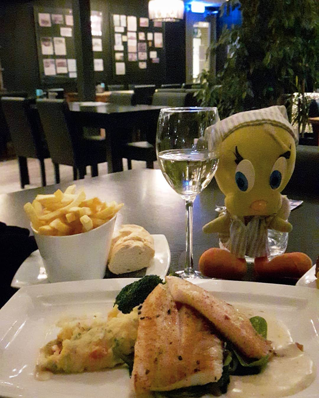 Little Yellow Birdさんのインスタグラム写真 - (Little Yellow BirdInstagram)「When on an island, you gotta eat fish, right? Halibut, dill sauce, French fries. Perfect!! #littleyellowbird #tweety #tweetykweelapis #adventures #yellow #bird #weekend #saturday #dinner #food #goodfood #schier #schiermonnikoog #wadden #waddeneiland #sea #northsea #noderstraun #halibut #seafood #frenchfries #wine #whitewine #stuffedanimalsofinstagram #plushiesofinstagram」1月25日 23時52分 - tweetykweelapis