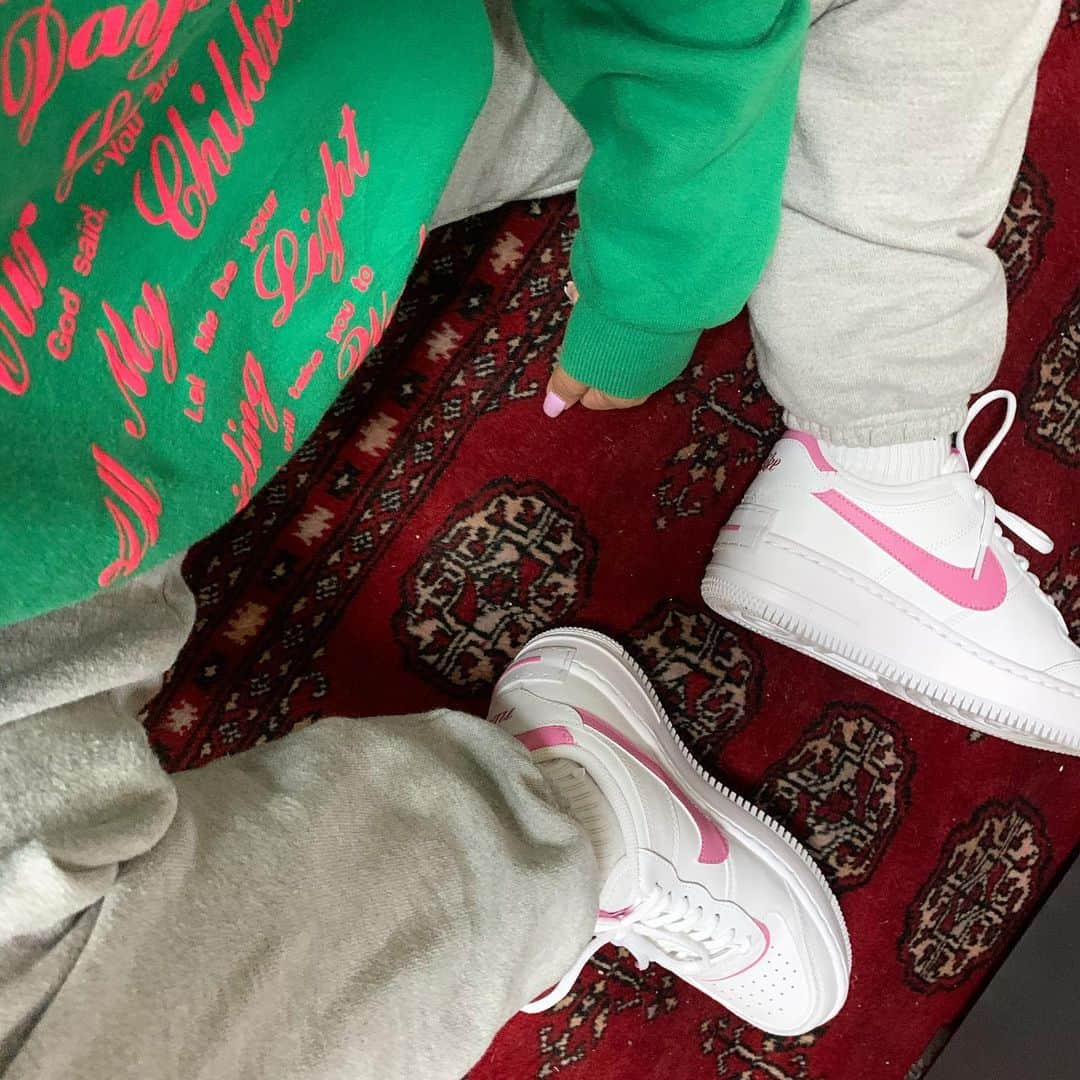 RIEHATAさんのインスタグラム写真 - (RIEHATAInstagram)「my dance shoes ＝ AF1 ✔️ @nike  いつも必ず出張WSにAF1を持っていくんだけど✈️ピンクヘアーになってから、ピンクのAF1にしてみたよ〜👟💖👩‍🎤」1月25日 23時58分 - riehata
