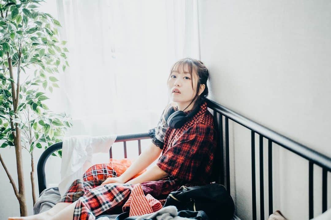 弘松菜摘のインスタグラム：「﻿ もかさん @moca_aal の作品が﻿ 好きすぎて作品撮りしました🥺💓﻿ ﻿ ﻿ もうお気に入りすぎる﻿ ソロ曲衣装と、﻿ ﻿ 下はもかさんのハンドメイドの作品を﻿ ゲットして着用してます🥰🥰﻿ ﻿ ﻿ ﻿ かわいいすぎる❤️﻿ つぎはあったかくなったら外で着たいなあ﻿ ﻿ ﻿ #ハンドメイド #スクリーンに恋して #アイドル充電中」