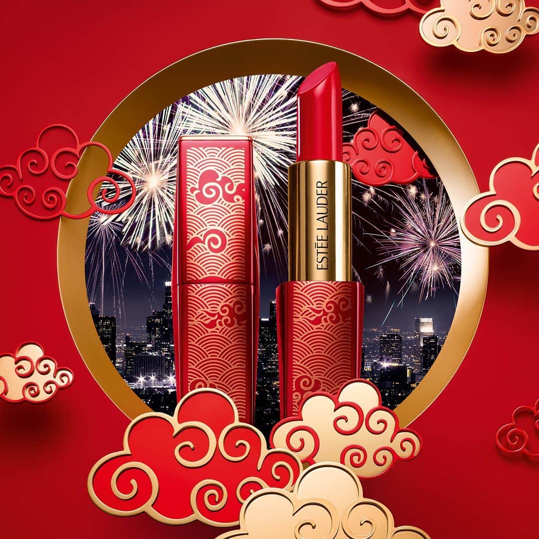 エスティローダーさんのインスタグラム写真 - (エスティローダーInstagram)「Lady in red 💄 ✨ Start the New Year with #LipsToEnvy:  #PureColorEnvy Lipstick in Carnal 520.  #happynewyear #newyear」1月25日 23時54分 - esteelauder
