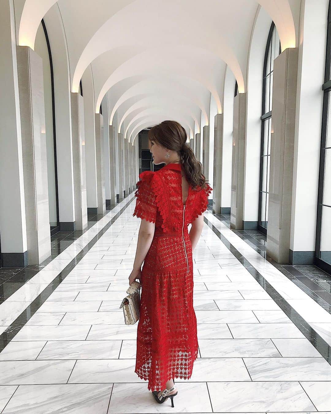 藤川沙弥のインスタグラム：「𓊱𓊲𓊰﻿ ﻿ birthday trip𓂃 ﻿ せっかくなのでドレスアップ👠﻿ ﻿ ワンピの質問いただいてましたが﻿ @lilas_jp の新作です🌹﻿ 今まで、真っ赤なドレスでこれっ!﻿ っていうのがなかったので わたしもgetしました💋﻿ レースが繊細でロング丈が可愛い𓂃♥ 即納分、完売してしまい﻿ 予約販売で受付中です🙇🏻‍♀️❤️﻿ ﻿ dinnerの質問もありましたが﻿ エクシブの有馬離宮です𖥧𖥧﻿ この奥行きのある廊下とか、 建物の内観が綺麗なので好きです❤︎﻿ ﻿ ﻿ ﻿」