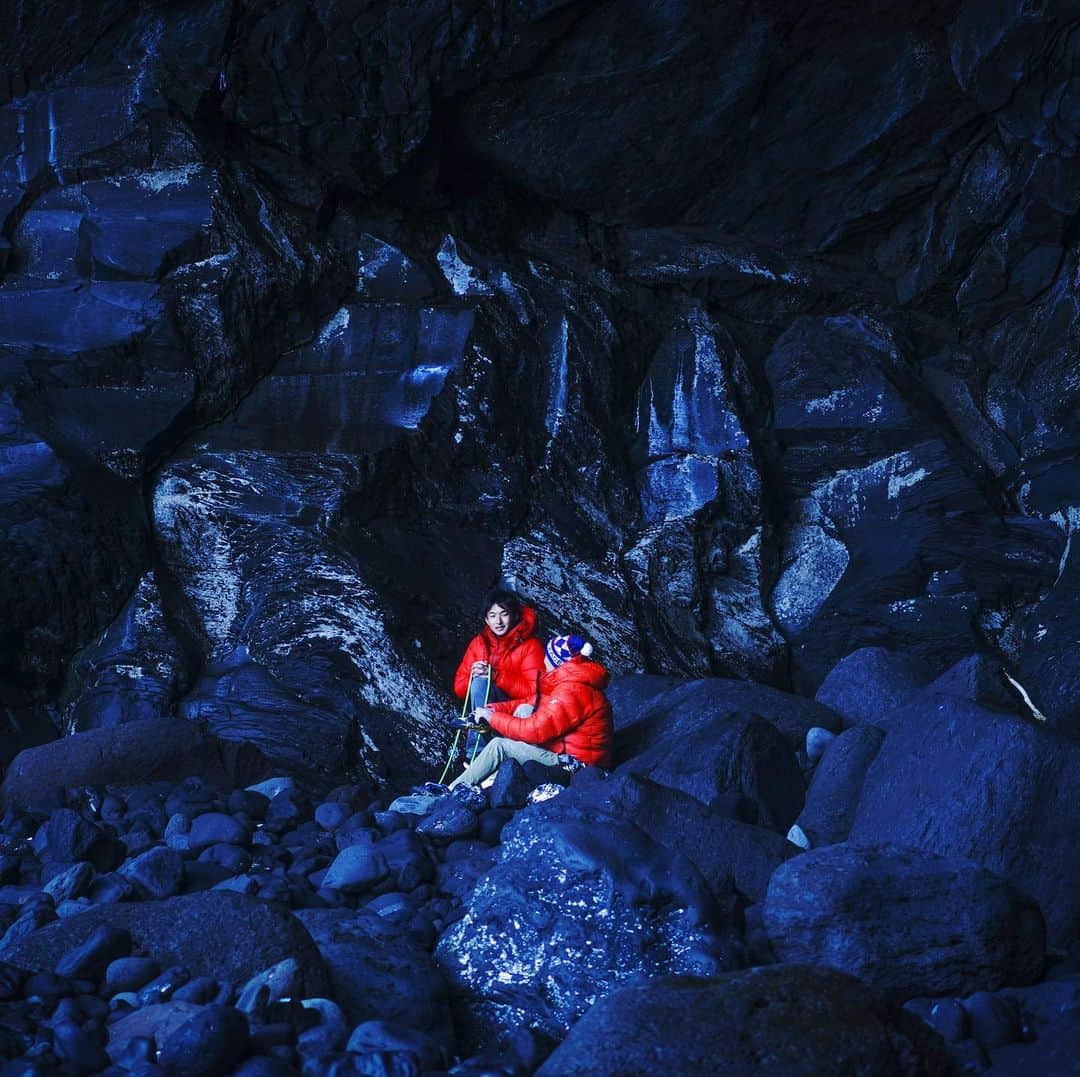 平山ユージさんのインスタグラム写真 - (平山ユージInstagram)「僅かな可能性を求めたが悪天候のため目指すルートは取付けなかった。しかし、クライミング話しは良いもので自分がやってきた過去のクライミング話しで若いクライマーや自分を見て来たクライマーと確実に繋がれる。  杉野さん、テルくんと話し、自分にとっても、やりたいクライミングが会話のなかで具体的なイメージに変わる。やって来たクライミングも話すことで未来への自信に変化して行く。  確信に近い感覚として、実は自分が全盛期と思った頃よりも、今の方がクライマーとして進化しているのかもしれない。登れるようになっていると感じた。  クライミング話しの中で若いクライマーやクライミングの歴史を伝え、自分を見て来たクライマーからは自信を頂いたと言うことなんだろう。  クライミング話しは最高だー✨✨✨ #岩場での一日　#クライミング話  I went to the cliffs because we were expecting that a little bit of chance to try each of objective route. But it was too wet so We talked a lot with Tamotsu and Teru about climbing what I have done in the past... Climbing story makes very easy to connect young and old generation. And during our talk and discussion makes some kind of reaction for the mind and thought of each climber.  In this time I nearly believe my climbing skills and climbing abilities are improving more than the time of late 90s to early 2000.  Talking about Climbing story, it makes good connection between young climber and this time somehow I found my confidence from talking and discussion.  Love to hear and to talk about climbing story🤩🤩 #adayatthecliff #climbingstory #shareyourclimbingstory」1月26日 9時35分 - yuji_hirayama_stonerider