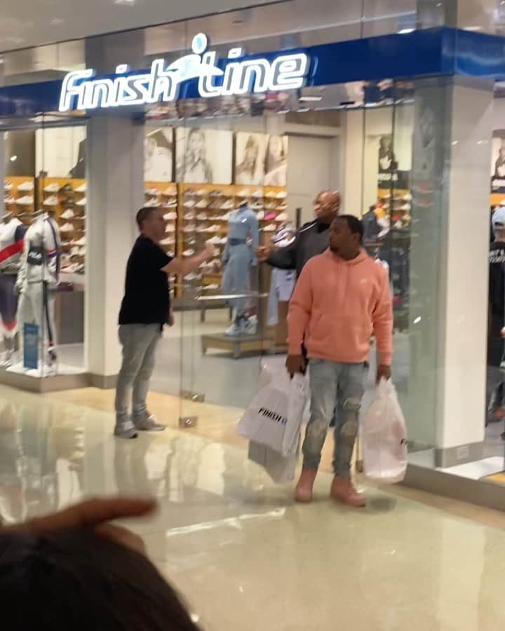 ハー・ミジョンのインスタグラム：「우왕... 메이웨더 실물영접 했어요🤩 포스ㄷㄷ #orlando #mallatmillenia #finishline #mayweather」