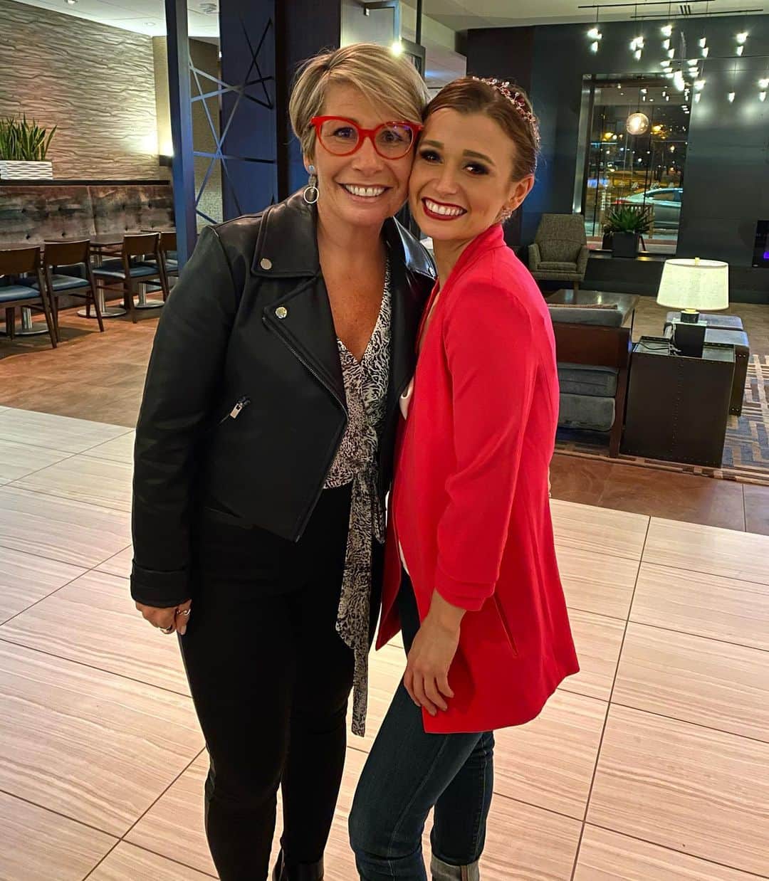 のインスタグラム：「We celebrated a belated birthday for everybody’s number one gal tonight. To know Sherry is to love her and we are so lucky she’s our mom. First photo is 2020 us (twins) but swipe right for a brilliant drawing of 1997 us. What you don’t see is the caption at the bottom right claiming that ‘these are a few of my friends.’ 🤷🏼‍♀️🤦🏼‍♀️」