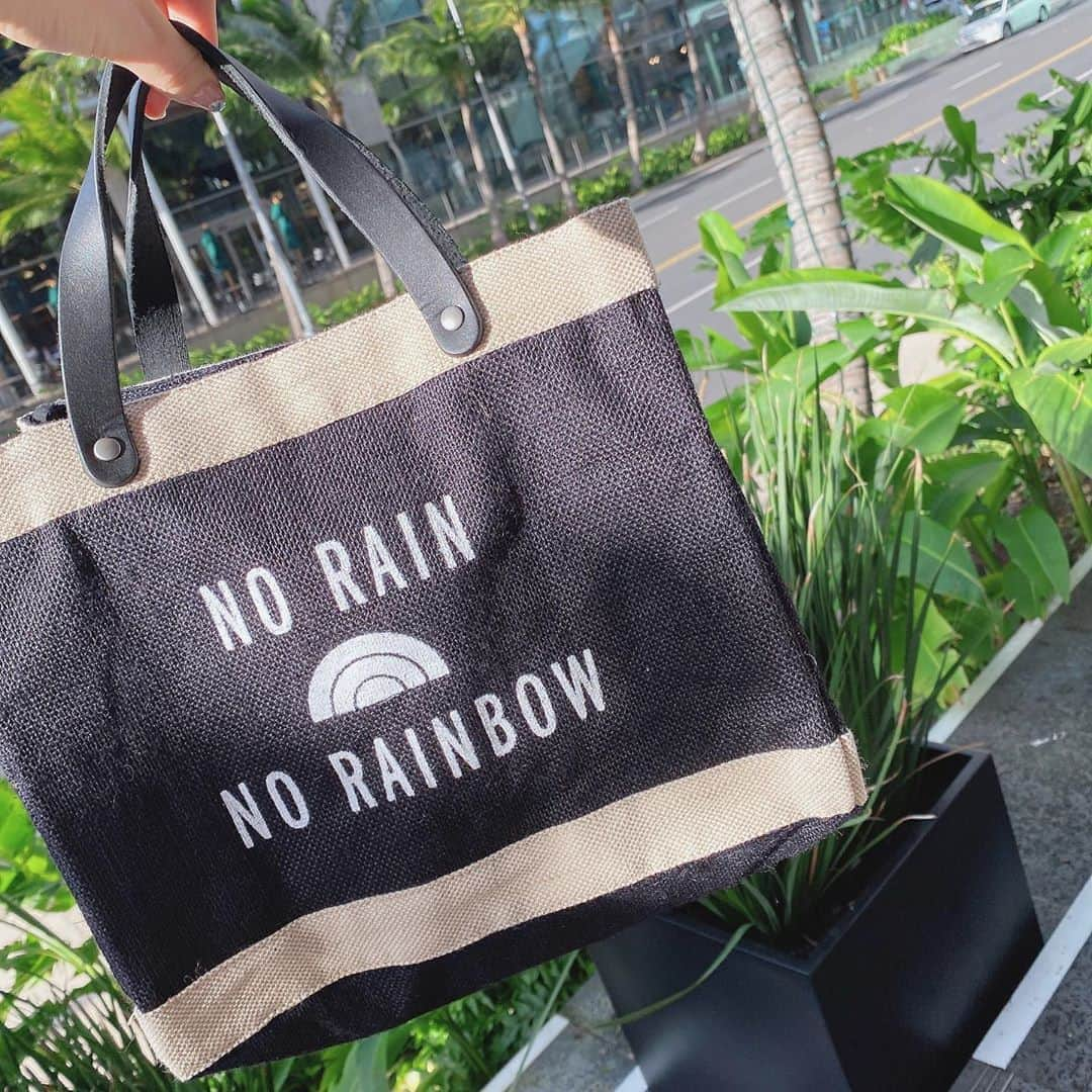 ひよんさんのインスタグラム写真 - (ひよんInstagram)「🌴☔️🌈 ㅤㅤㅤㅤㅤㅤㅤㅤㅤㅤㅤㅤㅤ 早く暖かくなってほしいけど 花粉はこないで😷💐ㅋㅋ ㅤㅤㅤㅤㅤㅤㅤㅤㅤㅤㅤㅤㅤ オンマとお揃いのこのバッグ早く使いたい👜💓 ㅤㅤㅤㅤㅤㅤㅤㅤㅤㅤㅤㅤㅤ #atdawn」1月26日 9時44分 - cchan_fee4