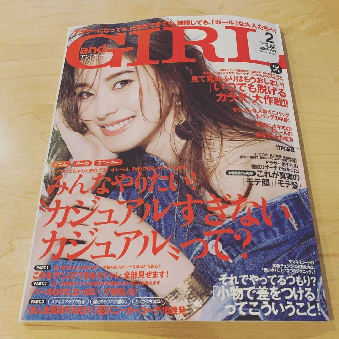 石川直宏さんのインスタグラム写真 - (石川直宏Instagram)「#andGIRL に坂田と♪ 小顔のモデルさんを更に引き立たせています 笑 青赤感も🔵🔴 . #model #宮田聡子 さん #坂田大輔 #石川直宏 #DAZN #DAZNCIRCLE」1月26日 9時47分 - sgss.18