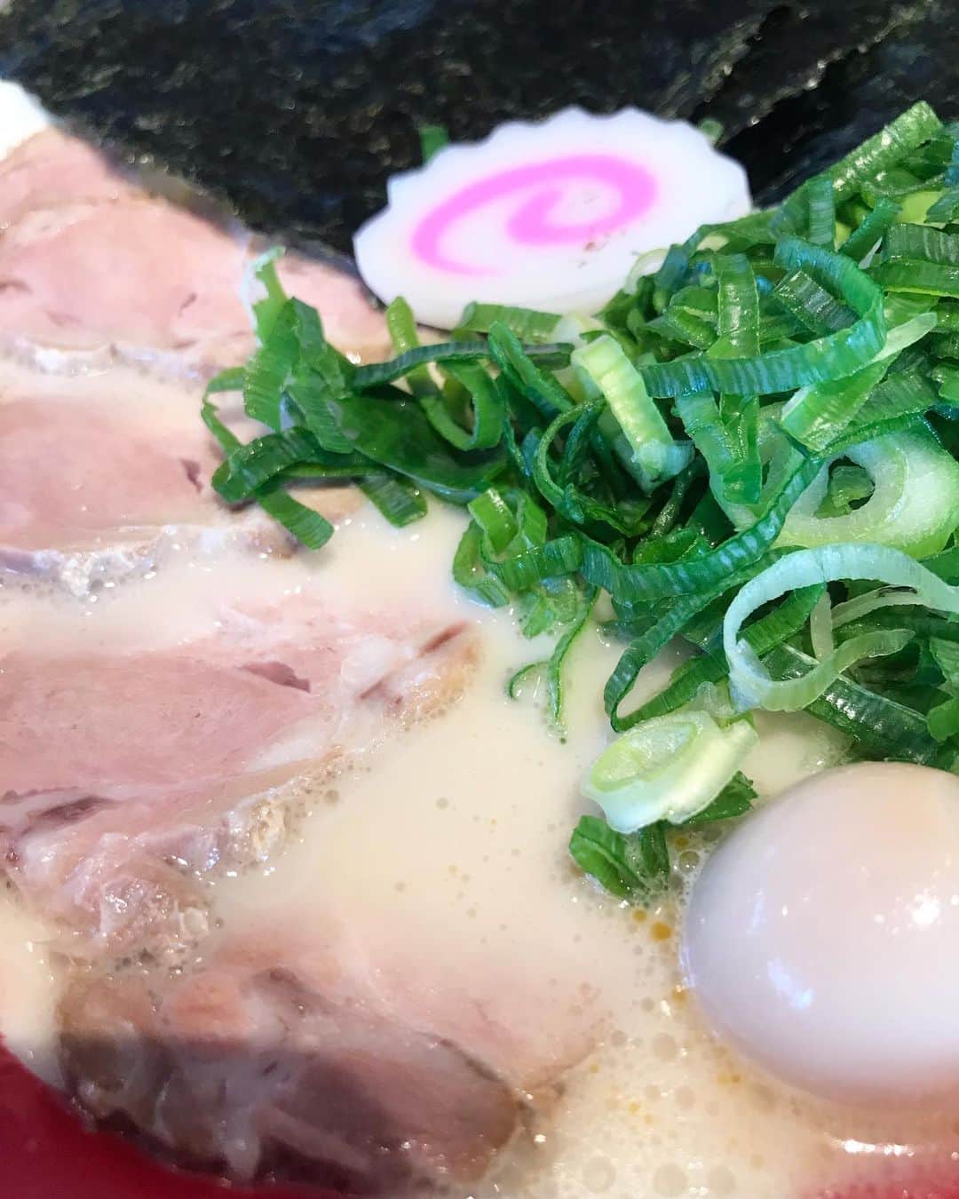 のインスタグラム：「正月に妻の実家にお邪魔した際に義弟と食べにいった九州らーめん。 連日の暴飲暴食によってかなり胃にキテたのをわかっていたのにあえてのこのチョイスは前日に夢に出てきたこってりらーめんのせいだった。 ボクも義弟もちょい残ししてしまうほどのボリュームと濃厚さでしたが、隣のお客さんはその4倍を超えるボリューム飯を平らげるツワモノでした。 まさしくその夜、夢に出てきました。 この白いスープがそのまま… 目の前を白く染め、ズルズルと麺をすする大男の影が…！！ ・ もう九州らーめんはよそう。  #noodles #ramen #foodporn #tbt #porksoup #wsouse #らーめん #麺 #九州らーめん #こってり #限界 #正月の思い出 #唐揚げ大量 #ラーメンパトロール #麺部 #ラーメン部 #ヌードルマスター」