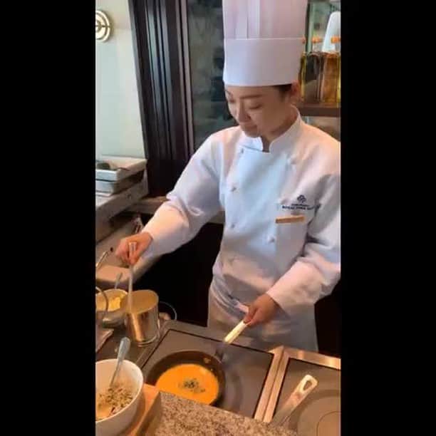 横浜ロイヤルパークホテルのインスタグラム：「朝食は、クラブラウンジで出来たてオムレツをどうぞ！  昨年改装されたばかりの65-66Fスカイリゾートフロア「ザ・クラブ」には、もうご宿泊されましたか？  クラブフロアに泊まる楽しみといえば、やっぱりクラブラウンジが利用できること。  朝食時のエッグカウンターでは、シェフがこんな風にオムレツ🍳を作ってくれます！  #横浜ロイヤルパークホテル　#yokohamaroyalparkhotel #横浜 #yokohama #みなとみらい #minatomirai #ホテルラウンジ #クラブラウンジ #ライブキッチン #オムレツ #ホテルの朝ごはん」