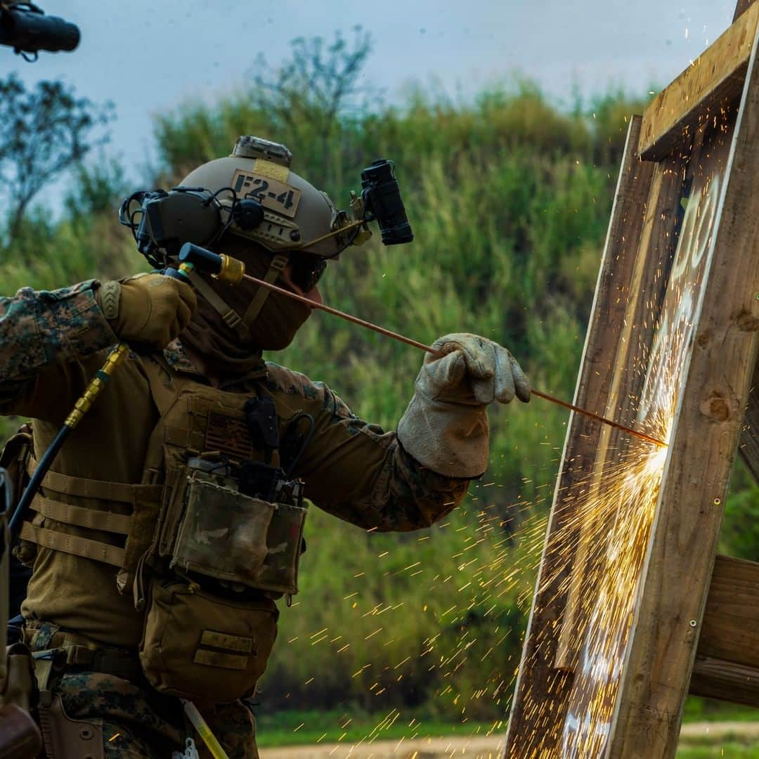 アメリカ海兵隊さんのインスタグラム写真 - (アメリカ海兵隊Instagram)「Sparks Fly  A @marine_force_recon Marine with the @31stmeu’s Maritime Raid Force uses a Broco Forced Entry Tactical Torch during Visit, Board, Search and Seizure training in Iroquois Point, Hawaii. During the training, the Marines honed their ship boarding and seizure skills to better perform maritime interdiction operations. (U.S. Marine Corps photo by Cpl. Isaac Cantrell)  #Marines #USMC #Military #Engineer」1月26日 10時00分 - marines