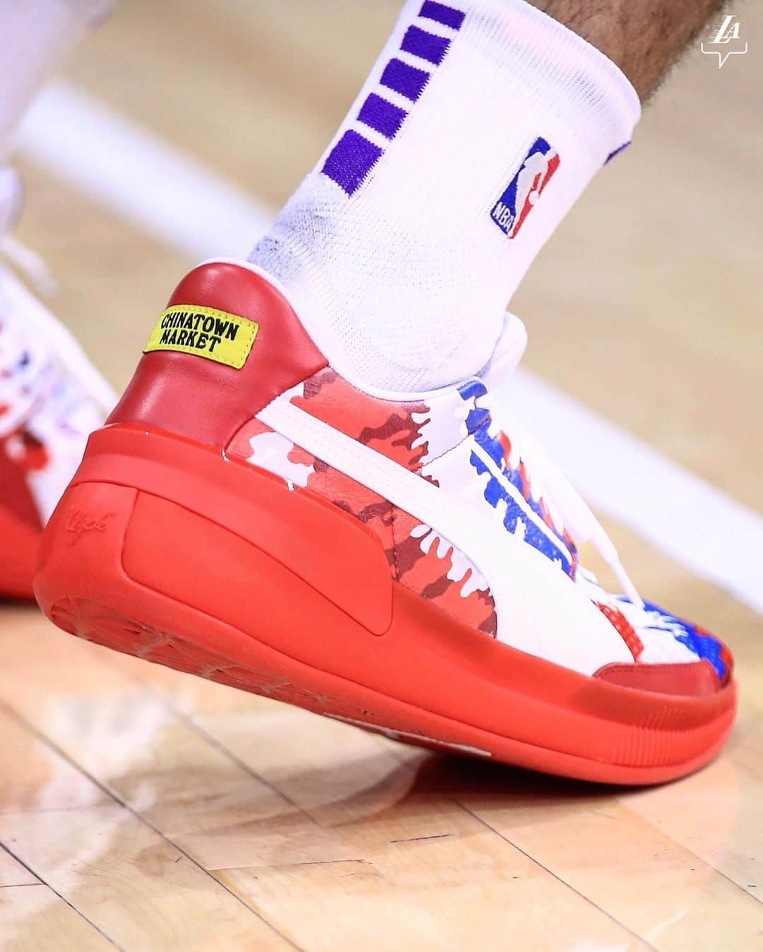 Los Angeles Lakersさんのインスタグラム写真 - (Los Angeles LakersInstagram)「Danny Green in the Chinatown Market x Puma collab 👌 #LakersSneakerCam」1月26日 10時02分 - lakers