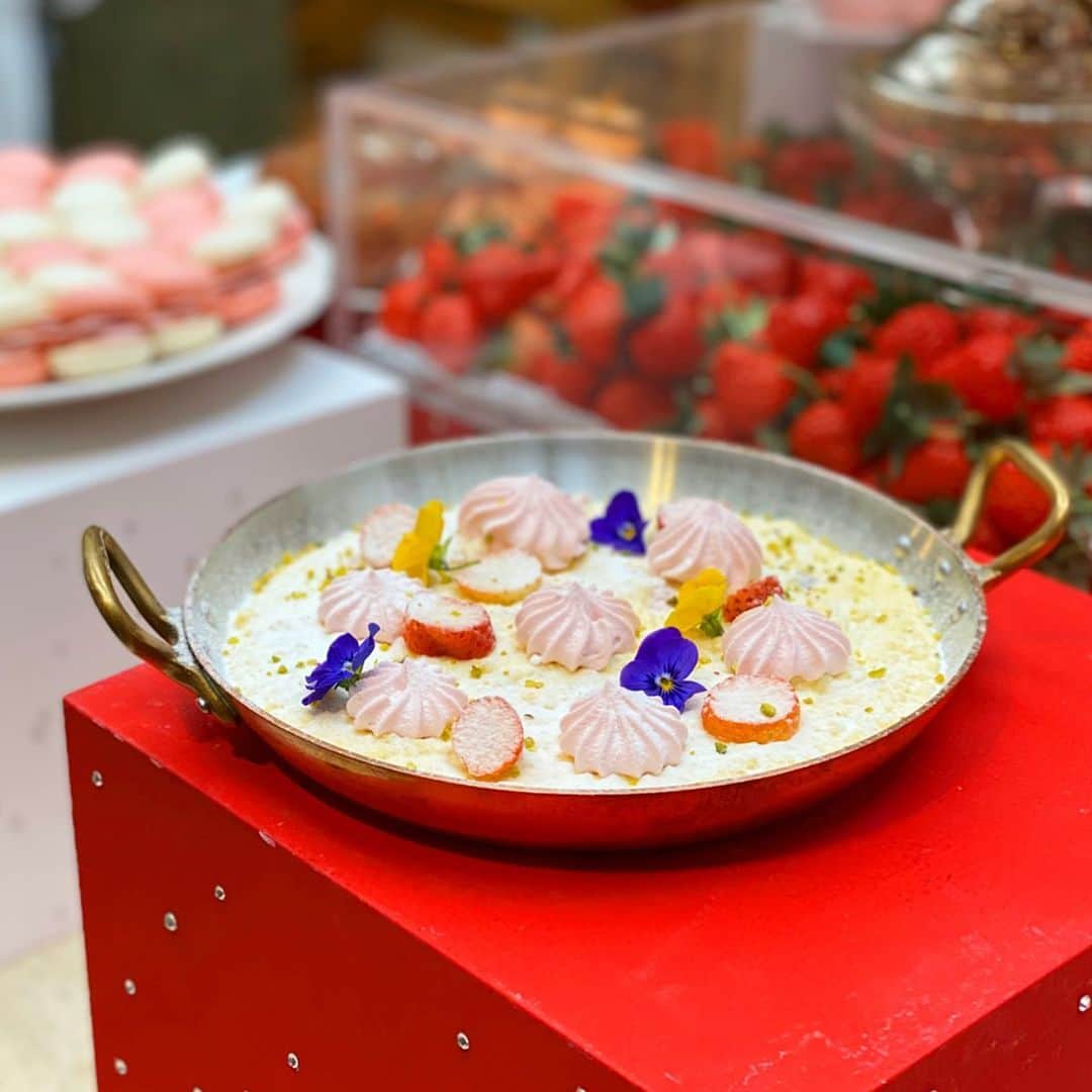 梅谷安里さんのインスタグラム写真 - (梅谷安里Instagram)「@ritzcarlton.osaka  ストロベリーブッフェへ🍓 今回のテーマはウェディング。 美しいかつ美味しいスイーツがたくさん並んでました♥️ 中でも１人1つ配られるショートケーキが絶品で🍰 ぺろりと食べちゃったよん♡ #スイーツ#イチゴ#🍓 #strawberry#buffet  #hotel##スイーツビュッフェ  #ritzcarlton」1月26日 10時07分 - anriworld