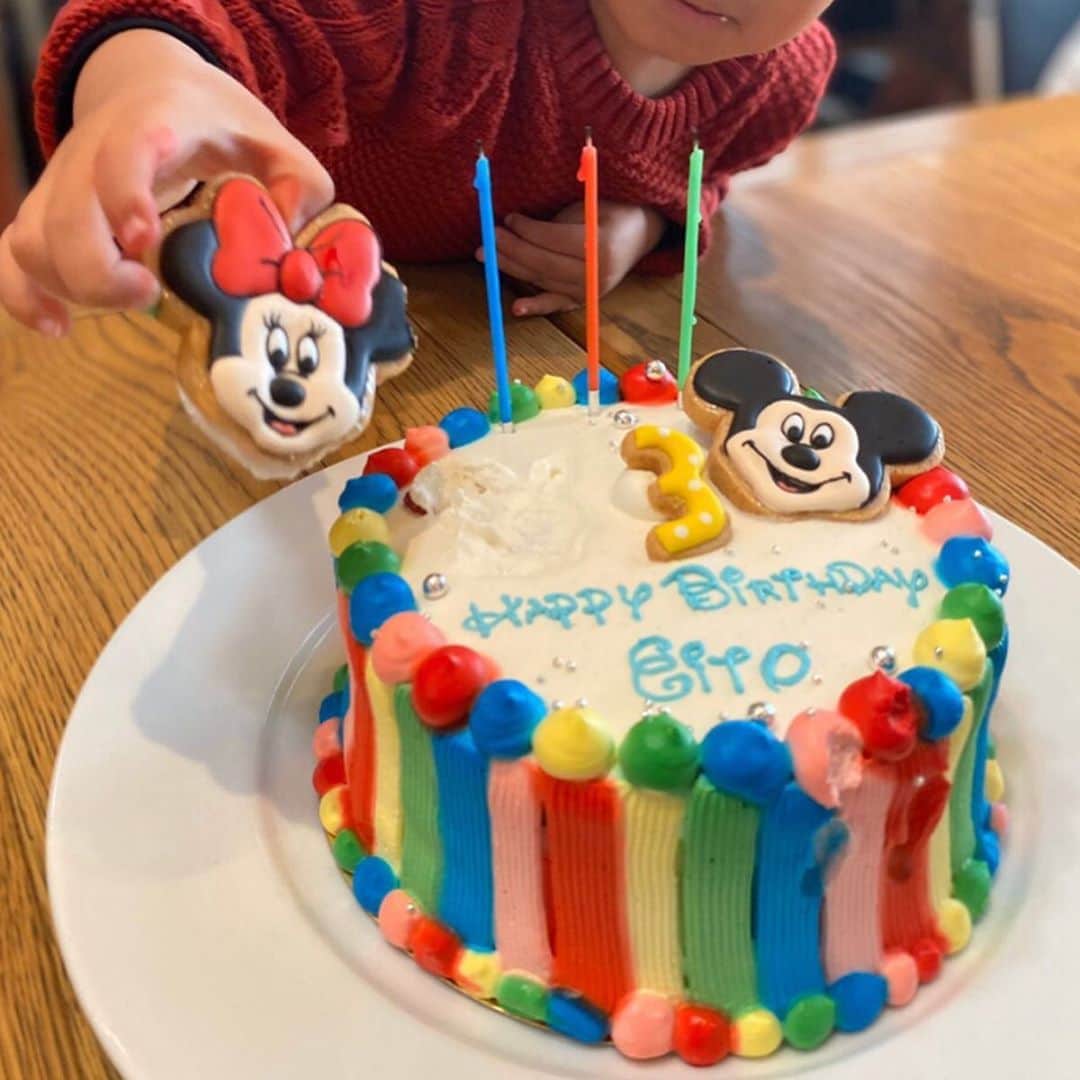 片山麻紀子さんのインスタグラム写真 - (片山麻紀子Instagram)「❤️🧡💛💚💙💜﻿ ﻿ birthday cakeは﻿ 🐵の喜ぶ顔を思い浮かべながら…﻿ ﻿ 私の、引くほど下手なオーダーメモと笑﻿ 収集した画像でこんなにかわいくしてくれました🎂﻿ . わぁぁぁー♡って顔が見れてうれしかったなぁ ﻿ こんなに派手派手なのに﻿ 中のチョコレートケーキは味も美味しくて﻿ぺろっと😋﻿ ﻿ 娘もどさくさに紛れてクッキー﻿たべてたよ🍪﻿ ﻿ ﻿ #dolcemaririsa  #birthdaycake #mickeymousecake」1月26日 10時18分 - akiko810k