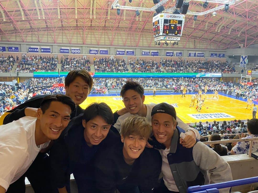 橋岡大樹のインスタグラム：「琉球ゴールデンキングス VS 横浜ビーコルセアーズ  初のバスケ観戦🏀 すごい興奮したし楽しかった^_^ 今年はいろいろな事に興味を持っていこう！  #沖縄 #初バスケ観戦 #バスケ  #琉球ゴールデンキングス  #橋岡大樹 #ちょっと顔長くなってる」