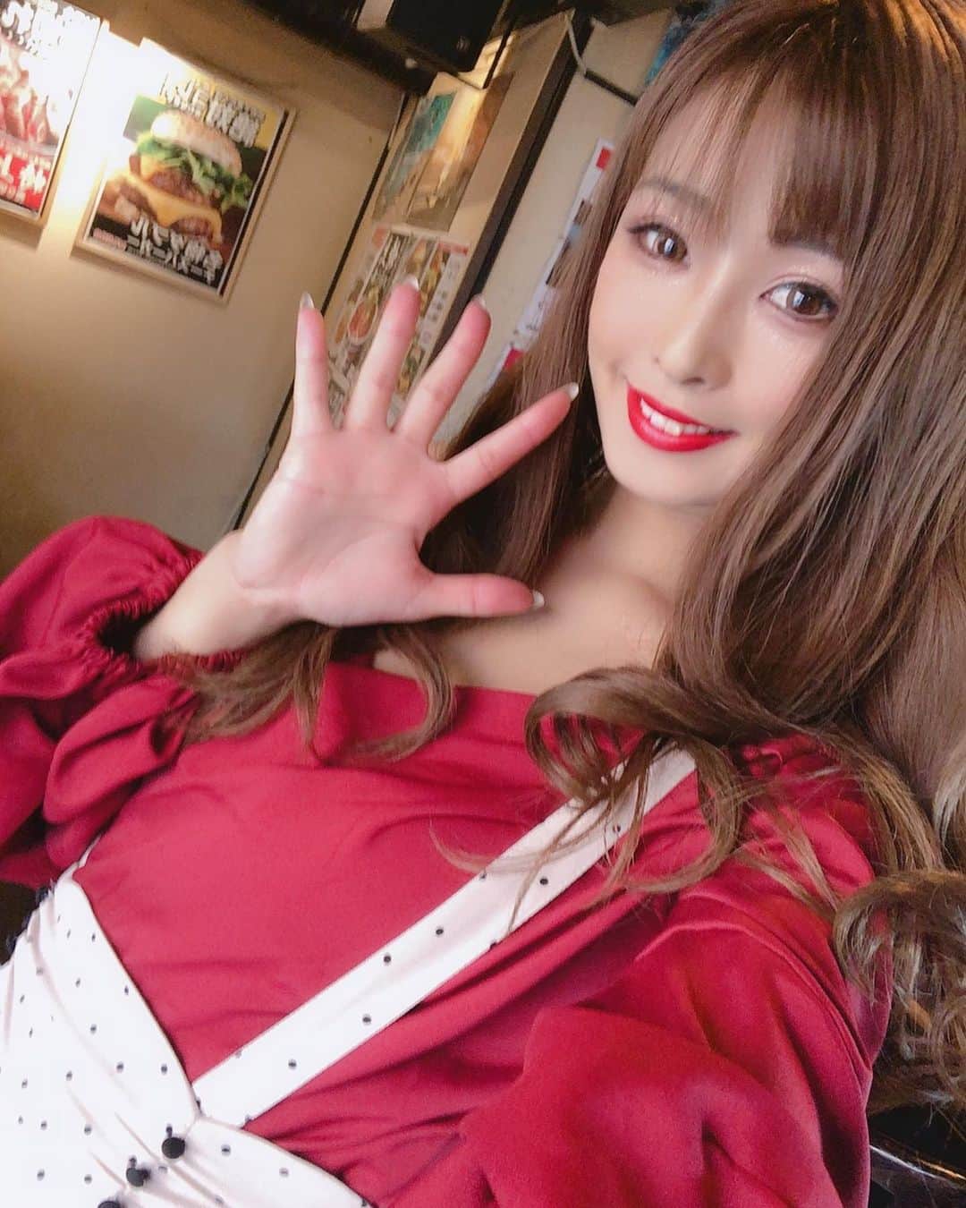 Fujikoさんのインスタグラム写真 - (FujikoInstagram)「🍖🔥🍖🔥 昨日はFuzy'sの会、BBQファンミーティングでした🧏🏼‍♀️❤️ 沢山お越しいただいて、ありがとおおございます✨😊 初参加のファンの方や、関東から来られた方もいて、嬉しかったです✨✨✨ Fujikoの初期の歌を何年ぶりに歌っただろう、、かなりレアなライブでした！ 衣装もドレッシーなのはやめてカジュアルな感じにしました💓👸🏻 笑いすぎて疲れたぐらい楽しかったです🌟 BBQ中はFujiko、一生サイン書いてましたが、笑 沢山物販も羽ばたいて感謝です💫🧏🏼‍♀️ほんとにありがとおおございます！ Fuzy'sも倍増できるよう頑張ります💕🥺 女性陣も沢山来てほしいな👸🏻🥺 また夏頃やりたいな〜⭐️ . 一昨日、ワンマンライブの先行発売日でしたが、 わずか1時間ほどでSS席が完売しましたー😂😂😂✨ ライブも今回クオリティをあげたくて、 チケット１万円🎟のレベルにしたくて、今回挑戦的なお値段価格にして、不安も沢山ありましたが、即完で、ほんとに嬉しいです、 でもここからが、きっと戦いです⭐️ S席も完売したいです！ S席はB列が完売しました！ C列、D列も完売したいです🥺✨ 是非ご予約してね💕 . ご予約はこちらから🤳‬ ‪https://form1ssl.fc2.com/form/?id=a7bc7b25799f9d83‬ . 「New pop Diva Fujiko One Man Live2020」 . ●時間 2020年8月15日　土曜日 会場　Banana Hall 開場 SS席、S席　開場　16:00 一般席　開場　16：30 開演　17：00（整理番号順） . ●席種 SS席(最前列.指定席)　A列01〜13 ¥10,000 ＊13名限定 (1ドリンク付、当日2ショット、ポスター、特典動画DVD、手書きメッセージ&サイン入り写真立て） . S席(指定席) ¥7,000 ＊47席限定 S席B列01〜13 S席C列01〜17 S席D列01〜17 (1ドリンク付き、ポストカード、特典動画DVD） . ‪完売しますように✨‬ . . . #Fujiko#ファンミーティング#Fuzy'sの会#BBQ#京橋セブンデイズ#pop#歌手#popdiva#ワンマンライブ#コンサート#singer#エンターテイメント」1月26日 10時27分 - fujikochan1023