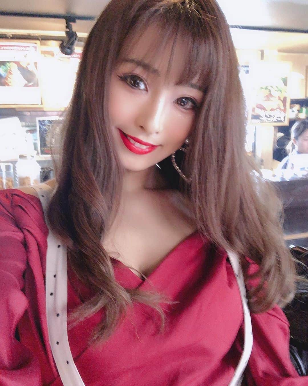 Fujikoさんのインスタグラム写真 - (FujikoInstagram)「🍖🔥🍖🔥 昨日はFuzy'sの会、BBQファンミーティングでした🧏🏼‍♀️❤️ 沢山お越しいただいて、ありがとおおございます✨😊 初参加のファンの方や、関東から来られた方もいて、嬉しかったです✨✨✨ Fujikoの初期の歌を何年ぶりに歌っただろう、、かなりレアなライブでした！ 衣装もドレッシーなのはやめてカジュアルな感じにしました💓👸🏻 笑いすぎて疲れたぐらい楽しかったです🌟 BBQ中はFujiko、一生サイン書いてましたが、笑 沢山物販も羽ばたいて感謝です💫🧏🏼‍♀️ほんとにありがとおおございます！ Fuzy'sも倍増できるよう頑張ります💕🥺 女性陣も沢山来てほしいな👸🏻🥺 また夏頃やりたいな〜⭐️ . 一昨日、ワンマンライブの先行発売日でしたが、 わずか1時間ほどでSS席が完売しましたー😂😂😂✨ ライブも今回クオリティをあげたくて、 チケット１万円🎟のレベルにしたくて、今回挑戦的なお値段価格にして、不安も沢山ありましたが、即完で、ほんとに嬉しいです、 でもここからが、きっと戦いです⭐️ S席も完売したいです！ S席はB列が完売しました！ C列、D列も完売したいです🥺✨ 是非ご予約してね💕 . ご予約はこちらから🤳‬ ‪https://form1ssl.fc2.com/form/?id=a7bc7b25799f9d83‬ . 「New pop Diva Fujiko One Man Live2020」 . ●時間 2020年8月15日　土曜日 会場　Banana Hall 開場 SS席、S席　開場　16:00 一般席　開場　16：30 開演　17：00（整理番号順） . ●席種 SS席(最前列.指定席)　A列01〜13 ¥10,000 ＊13名限定 (1ドリンク付、当日2ショット、ポスター、特典動画DVD、手書きメッセージ&サイン入り写真立て） . S席(指定席) ¥7,000 ＊47席限定 S席B列01〜13 S席C列01〜17 S席D列01〜17 (1ドリンク付き、ポストカード、特典動画DVD） . ‪完売しますように✨‬ . . . #Fujiko#ファンミーティング#Fuzy'sの会#BBQ#京橋セブンデイズ#pop#歌手#popdiva#ワンマンライブ#コンサート#singer#エンターテイメント」1月26日 10時27分 - fujikochan1023