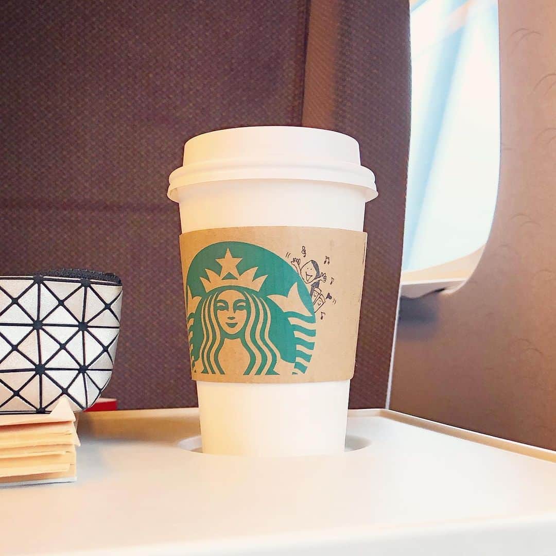 榊山敬代のインスタグラム：「🚅…✨… ・ ・ 昨日イラストレーター 作業ひと段落しまして  今日は大スキな新幹線で移動中の巻 新幹線が揺れてカタカタなラクガキ  新幹線でも作業したいけれど 流れる景色が気になりすぎて  なかなかはかどらない  きょうの印象的な景色では 山の先が雪化粧のひとコマ  雪色のグラデーションが なんとも美しかったなぁ… ・ ＊ ❄︎ ❄️ ❄︎ 🏔… ・ ・  #新幹線だいすき #乗り物だいすき #速いのだいすき ・ ・ #スタバ #Starbucks #ラテ  #caffe #トールラテ #新幹線 #train#旅 #trip #小旅行  #日本画家 の #ラクガキ #art #pen#キャラクター  #artist #らくがき_sakakiyamatakayo #sakakiyamatakayo_rakugaki #Instagram  #アート #art #painting  #アートのある暮らし #富士山 #mountain  #富士山みえませんでした」