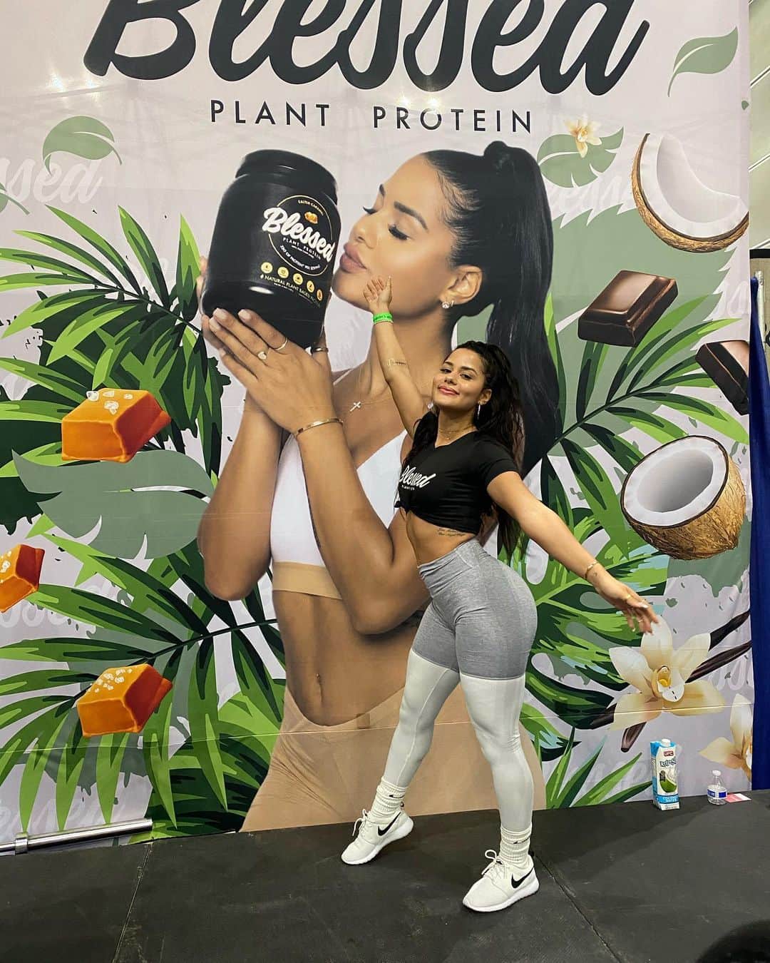 Katya Elise Henryさんのインスタグラム写真 - (Katya Elise HenryInstagram)「LA fit expo was a good time today! Thank you to everyone who came out to see me and support me, I truly appreciate it more than you’ll ever know. Love you guys. Team @ehplabs and @blessedprotein killed it as always... dream team. Buuuuut... 💥 ONE MORE DAY LEFT! 💥 See you guys tomorrow (Sunday), I will be there from 1-3:30pm. Come say hi to ya girl at booth #1101 and let’s grab a pic 😊⚡️」1月26日 10時30分 - katyaelisehenry