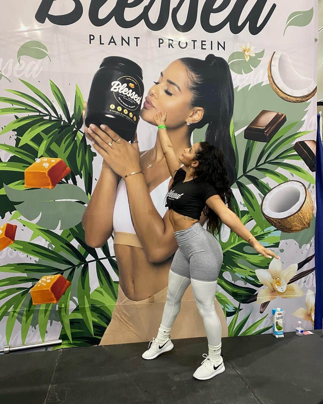 Katya Elise Henryさんのインスタグラム写真 - (Katya Elise HenryInstagram)「LA fit expo was a good time today! Thank you to everyone who came out to see me and support me, I truly appreciate it more than you’ll ever know. Love you guys. Team @ehplabs and @blessedprotein killed it as always... dream team. Buuuuut... 💥 ONE MORE DAY LEFT! 💥 See you guys tomorrow (Sunday), I will be there from 1-3:30pm. Come say hi to ya girl at booth #1101 and let’s grab a pic 😊⚡️」1月26日 10時30分 - katyaelisehenry