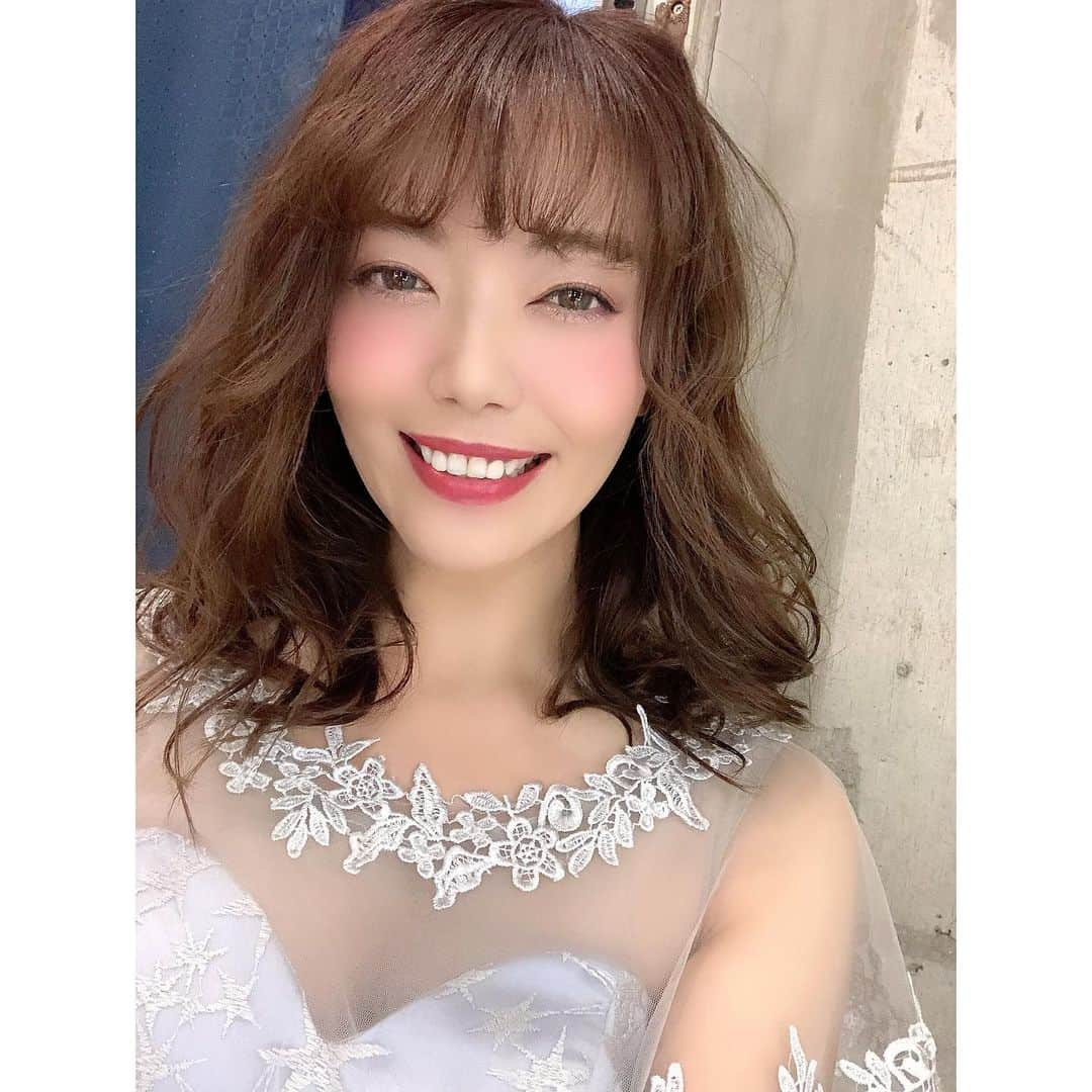 今村仁美さんのインスタグラム写真 - (今村仁美Instagram)「#ヘアメイク 女子に好評で嬉しい💕 DMでの質問ありがとうございます💋 髪は、ストレートアイロンで波ウェーブ作ってみました👼毛先難しい💔 カラコンの色は、 #ラピスラズリ 👍 #ハーフ風メイク  #ヘアアレンジ #酔っ払いみたい」1月26日 10時39分 - imamura_hi