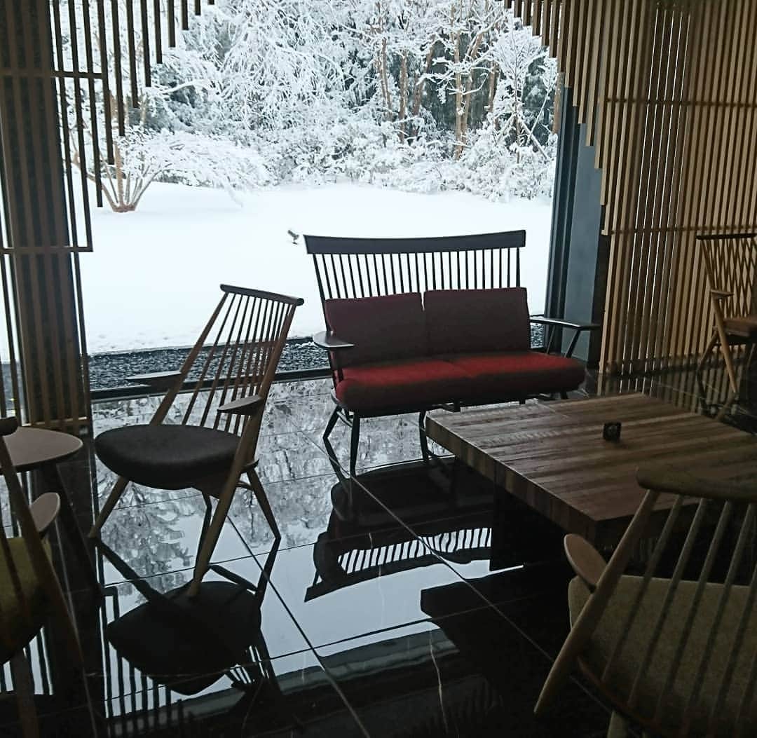 仙石原 別邸風雅【公式Instagram】さんのインスタグラム写真 - (仙石原 別邸風雅【公式Instagram】Instagram)「[1/26仙石原は銀世界❄️] 仙石原では夜中から雪が散りはじめ、銀世界が広がっています。今日は幻想的な雰囲気のなか、雪見温泉がお楽しみいただけるかもしれません。 . 箱根風雅の別館<Miybi邸>は全客室に温泉半露天風呂を完備。 雪や雨の日でもお楽しみ頂けるよう、屋根がついた半露天風呂の造りになっています。 . 美肌温泉ともよばれる強羅温泉を引水しており、身体も芯からぽかぽかに。 . 今週頭はぐずついたお天気となりそうですが、温泉でリフレッシュし寒い冬を乗り切りましょう✨ ご自身へのご褒美旅や記念日旅行など、旅の目的にあわせてご利用ください。 . #箱根#仙石原#箱根風雅#雪#雪見温泉#温泉#露天風呂#露天風呂付き客室 #女子旅#女子旅行 #記念日旅行#旅行#親孝行旅行#マタ旅#大人の休日#大人の隠れ家#温泉巡り#hakone#onsen#my_relux #japan」1月26日 10時41分 - hakone_fuga