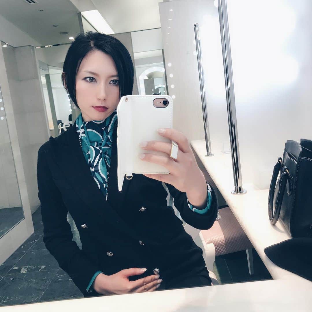 鷹村アオイのインスタグラム：「友達と待ち合わせをしていたのですが会うのは明日でした。  間違えた。 往復120キロの運転！！ シャツはナラカミーチェ 。 ジャケットはラルフローレンでした✨🙏✨ #ついうっかり #待ち合わせ #そんなバカな」