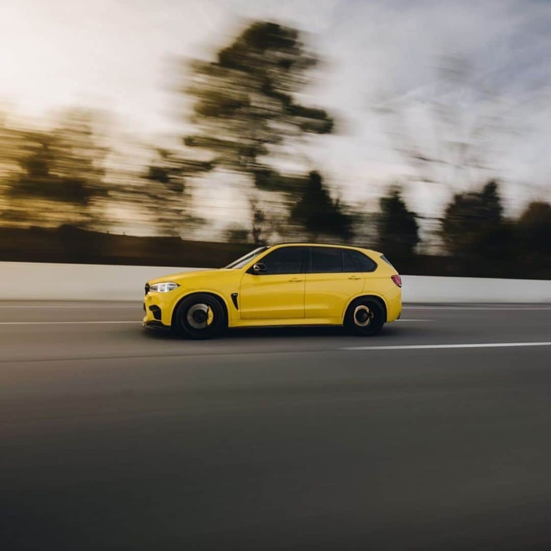 CarsWithoutLimitsさんのインスタグラム写真 - (CarsWithoutLimitsInstagram)「Not your typical bumblebee 🐝  Owner @spacejamm_x5m  Photo @tonymedia @shutt.er  #carswithoutlimits #bmw #x5 #x5m」1月26日 10時52分 - carswithoutlimits