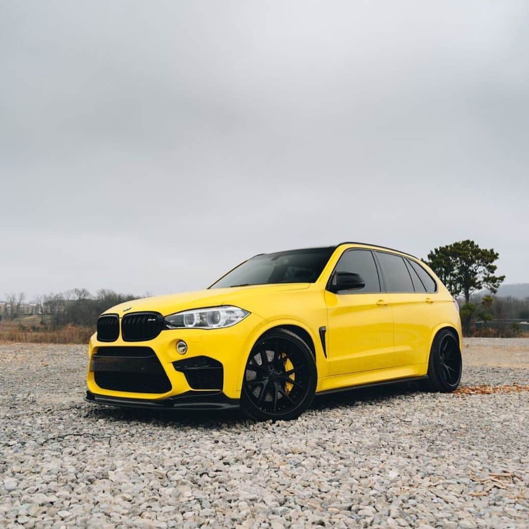 CarsWithoutLimitsさんのインスタグラム写真 - (CarsWithoutLimitsInstagram)「Not your typical bumblebee 🐝  Owner @spacejamm_x5m  Photo @tonymedia @shutt.er  #carswithoutlimits #bmw #x5 #x5m」1月26日 10時52分 - carswithoutlimits