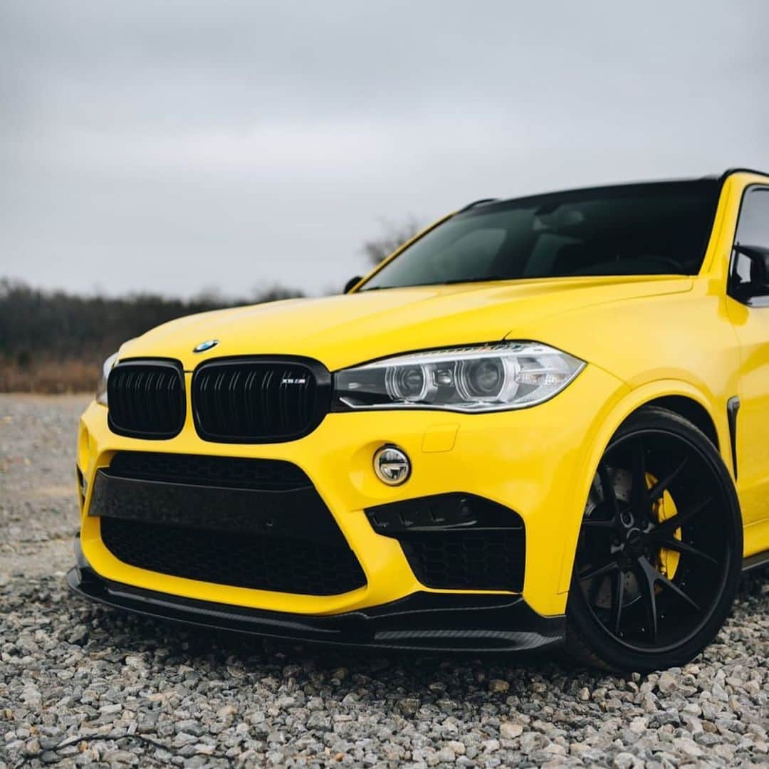 CarsWithoutLimitsさんのインスタグラム写真 - (CarsWithoutLimitsInstagram)「Not your typical bumblebee 🐝  Owner @spacejamm_x5m  Photo @tonymedia @shutt.er  #carswithoutlimits #bmw #x5 #x5m」1月26日 10時52分 - carswithoutlimits