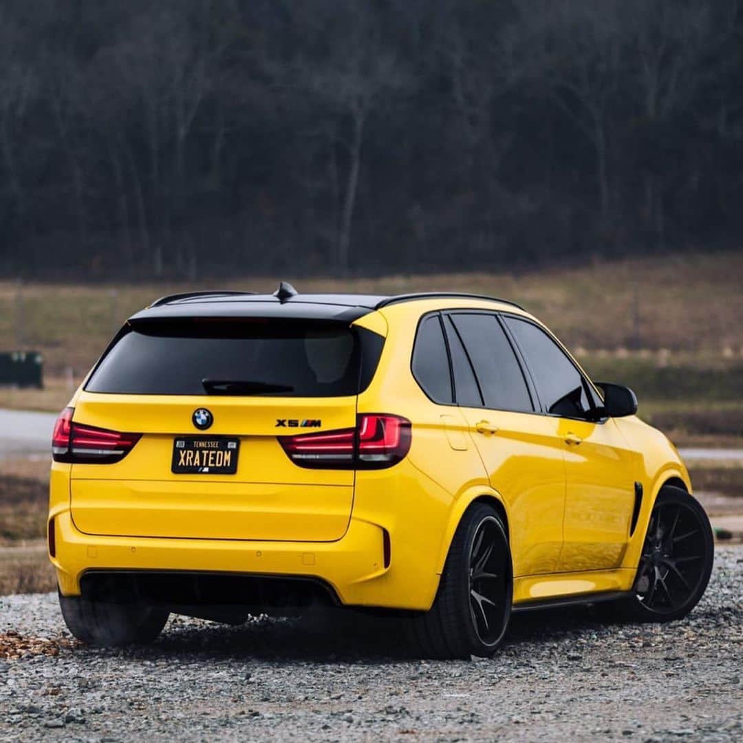 CarsWithoutLimitsさんのインスタグラム写真 - (CarsWithoutLimitsInstagram)「Not your typical bumblebee 🐝  Owner @spacejamm_x5m  Photo @tonymedia @shutt.er  #carswithoutlimits #bmw #x5 #x5m」1月26日 10時52分 - carswithoutlimits