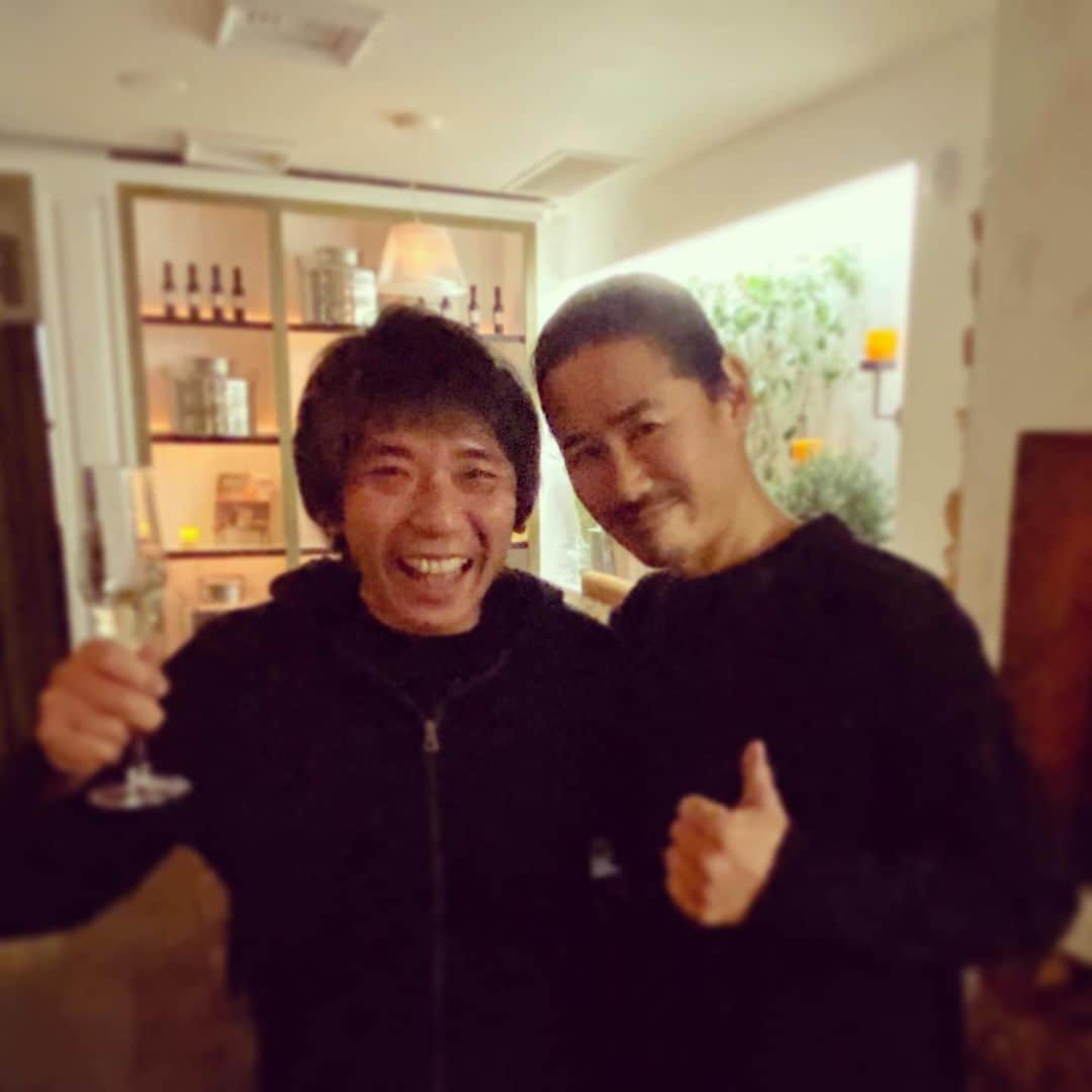 鈴木一真さんのインスタグラム写真 - (鈴木一真Instagram)「ナカケー‼︎ いつも素晴らしい音楽をありがとう♪  I had a wonderful reunion with a legendary musician. Such an honor to call him a friend⚡︎ #MrChildren #Bassist #KeisukeNakagawa #ミスターチルドレン #ミスチル #ナカケー #中川敬輔」1月26日 10時49分 - _kazumasuzuki_