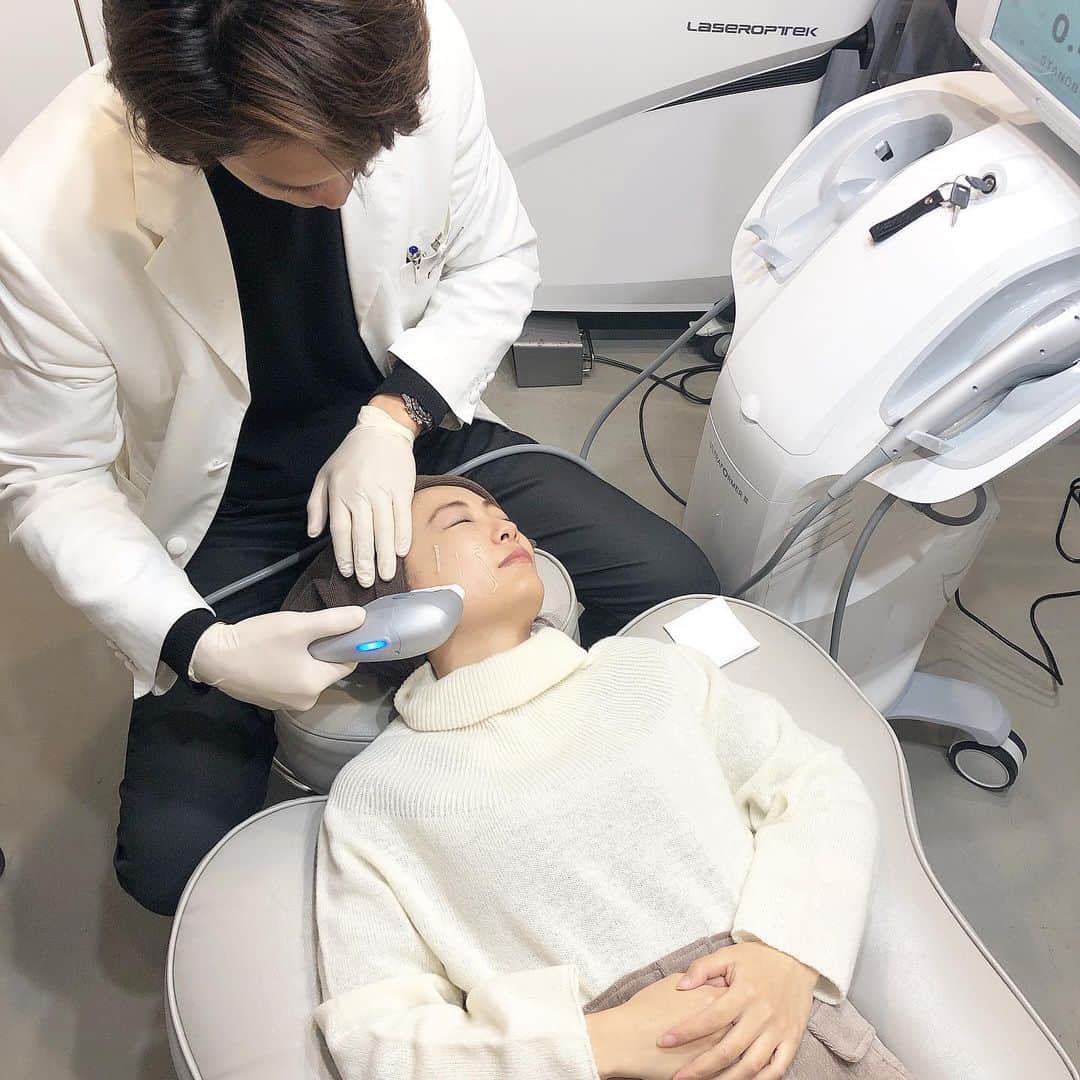 うえむらちかのインスタグラム：「お肌にも休日を😴﻿ ということで、恵比寿駅から徒歩5分にある、恵比寿美容クリニック @ebisu_beauty_clinic で﻿ #HIFUシャワー を受けてきました💆‍♀️﻿ ﻿ 肌の浅い層に連続照射して﻿ 肌質改善してくれる治療なので、痛みもほぼなく先生と談笑している間に気付いたら終わっていました❣️﻿ （☞swipeしてね）﻿ ﻿ 施術が終わって鏡を見たら﻿ 顔色がトーンアップしていてびっくり😆﻿ ﻿ すぐに効果が分かるのって嬉しいですよね〜💕﻿ お肌が疲れたなあと思った時にまたリピートしたいです✨﻿ ﻿ ﻿ 🥼恵比寿美容クリニック﻿ 〒150-0021﻿ 東京都渋谷区恵比寿西1-3-11﻿ BELLE恵比寿4F﻿ 電話番号:0120-872-027﻿ ﻿ ﻿ #恵比寿美容クリニック #美容クリニック ﻿ #美容 #美白 #美容好きな人と繋がりたい﻿ #美容外科 #美容皮膚科 #美容整形 #美容整形外科　#プチ整形 #ハイフ #ハイフシャワー #HIFU #ハイフ効果 #beauty」