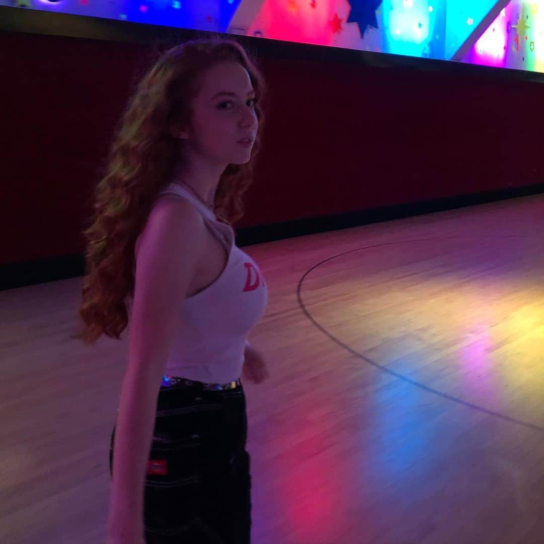 フランチェスカ・カパルディのインスタグラム：「70’s vibes 🕺🏼🎞❤️🧡💛💚💙💜」
