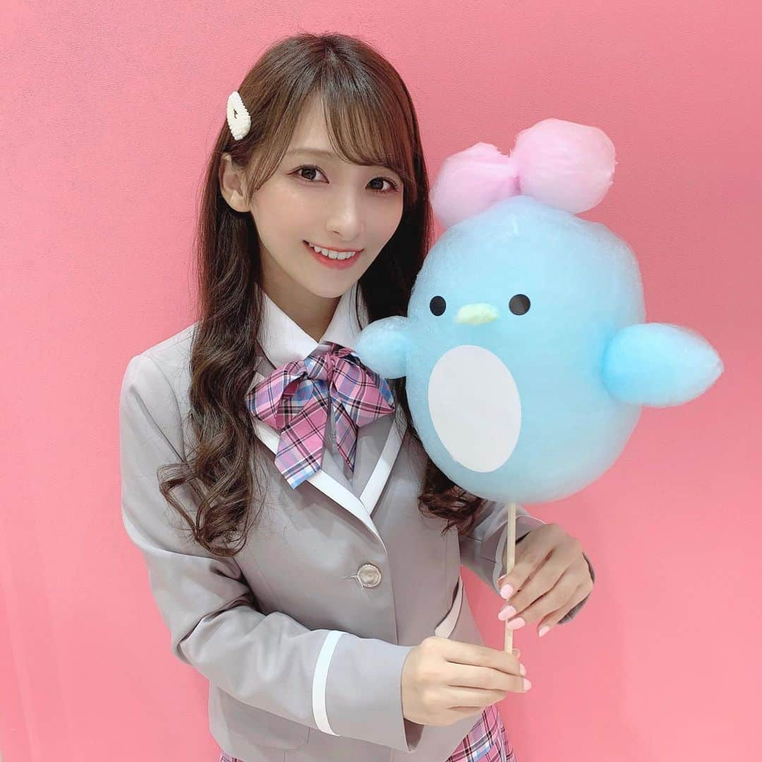 長嶋優里さんのインスタグラム写真 - (長嶋優里Instagram)「♡ ． ペンちゃん🐧☁️ ． ヴィーナスフォート建物内にある キャンディースター ( @candy_star_japan )の綿菓子💗 ． とっても美味しくて、 見ての通り可愛い過ぎるからオススメ😻 うさぎ、ひよこ、クマもあったよ🐰🐤🐻 850円くらいでした💟 行ったらまた食べるっっ💓 ． ． ．  #韓国制服 #韓国制服レンタル #制服レンタル﻿ #韓国 #お台場 #odaiba #制服 #制服女子 #制服コスプレ #韓国制服コーデ﻿ #コスプレ #ヴィーナスフォート #綿菓子 #わたがし #キャンディースター  #오오티디 #한국교복 #제복 ． ♡」1月26日 2時16分 - yuyu__kakaka