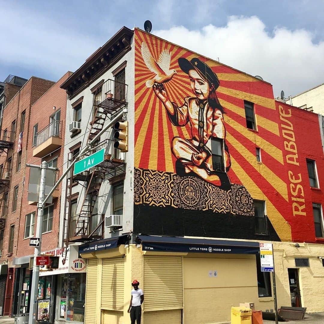 Shepard Faireyのインスタグラム：「The name of this mural in NY’s East Village is “Vivi La Revolucion” because it’s a portrait of my daughter Vivienne, AKA Vivi… it's obviously a play on “Viva La Revolucion.” The mural was created as an urge for peace and a willingness to rise above our more destructive tendencies. The location of the wall is directly across from an elementary school and the content contains imagery that kids can relate to, but I also think that anyone can relate to the innocence and idealism of youth. Most prejudices are learned and then need to be unlearned.⁠ ⠀⠀⠀⠀⠀⠀⠀⠀⠀⁣⁠ The mural is in an area where I spent a lot of time doing street art in New York in the ’90s. I’m grateful to the L.I.S.A. Project NYC, Wayne Rada for facilitating and the neighborhood for supporting. Unfortunately, the surface of the wall the mural is on is old and crumbling so it will probably be painted over or re-surfaced soon. I’ve told Vivienne that good karma is important, and that we get back what we put into the world. I’ll see what she thinks when I tell her she should check in with the karma police because here face is falling off! Anyway, something I accepted long ago is that street art, along with pretty much everything, is impermanent. I enjoy seeing my art on walls, but painting the next mural is more important than being precious about the old ones.⁠ -Shepard⁠ ⠀⠀⠀⠀⠀⠀⠀⠀⠀⁣⁠ #repost @mayadnitz⁠ “Everybody can be great...because anybody can serve. You don't have to have a college degree to serve. You don't have to make your subject and verb agree to serve. You only need a heart full of grace. A soul generated by love.” #martinlutherking #mlkday #riseabovethenoise⁠ ⁠」